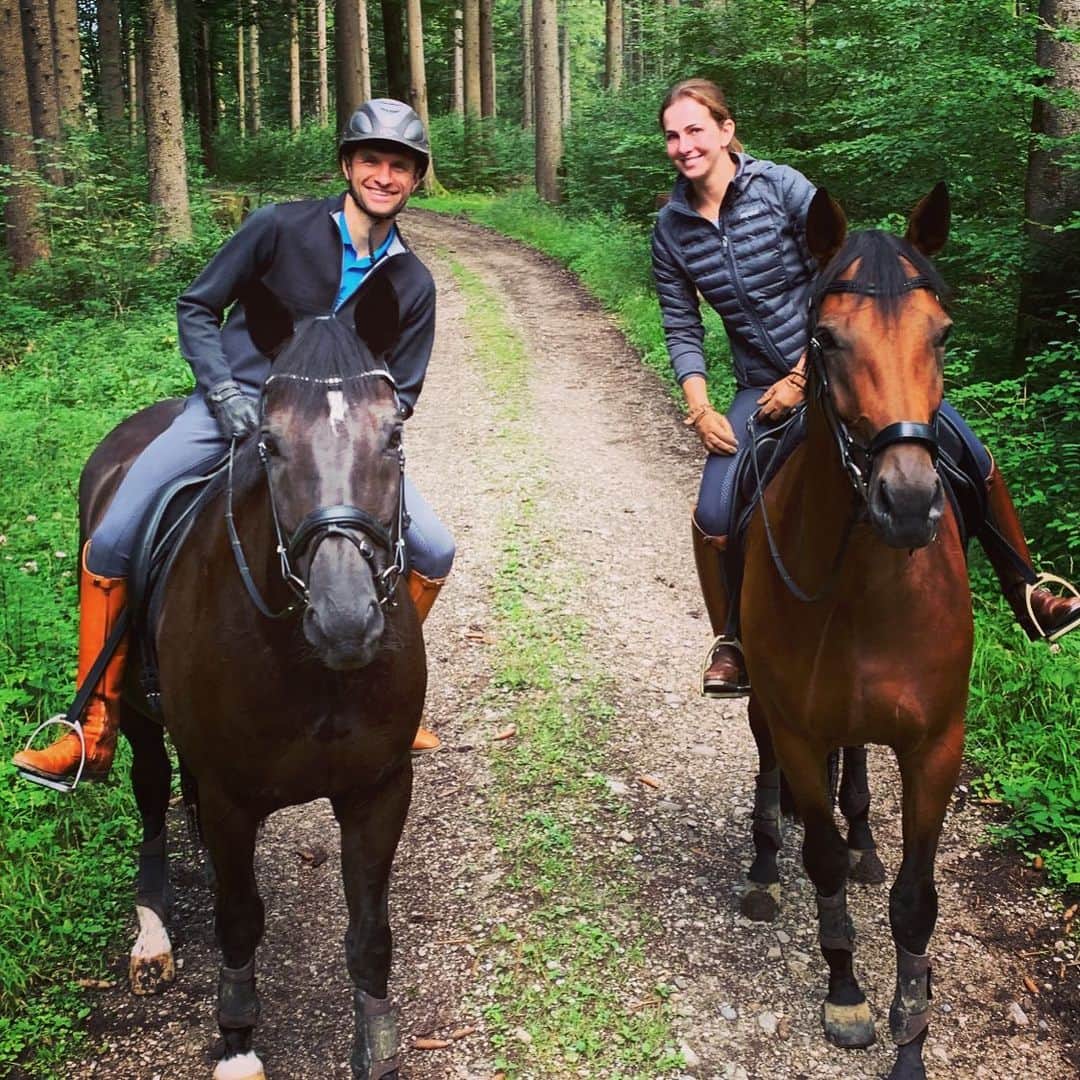 トーマス・ミュラーさんのインスタグラム写真 - (トーマス・ミュラーInstagram)「Enjoying the day off with @lisa.mueller.official and our horses 🐴🐴(Dave&Hubsi)#privacy #relax #wiegutriechteigentlichderwald」8月26日 18時45分 - esmuellert