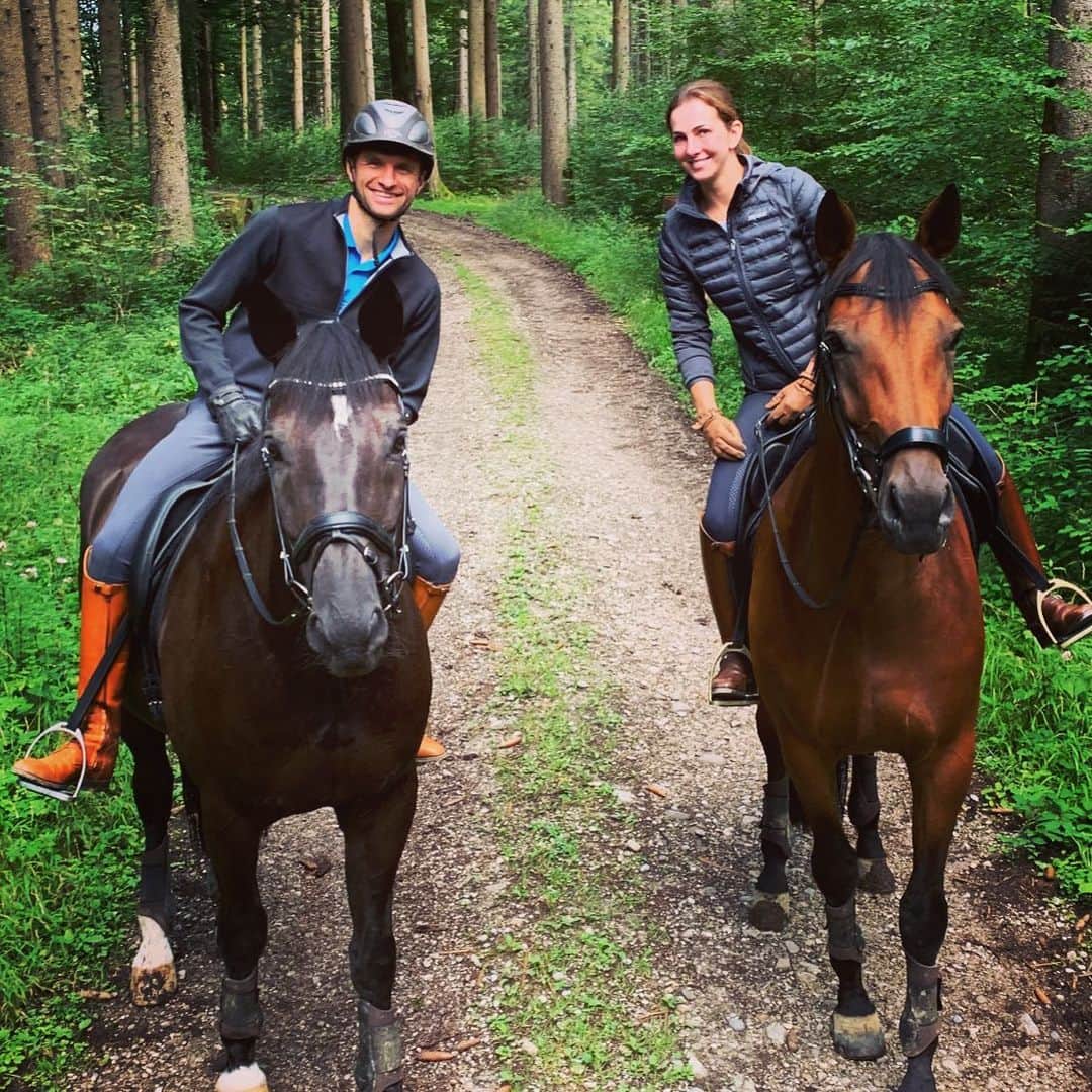 トーマス・ミュラーのインスタグラム：「Enjoying the day off with @lisa.mueller.official and our horses 🐴🐴(Dave&Hubsi)#privacy #relax #wiegutriechteigentlichderwald」