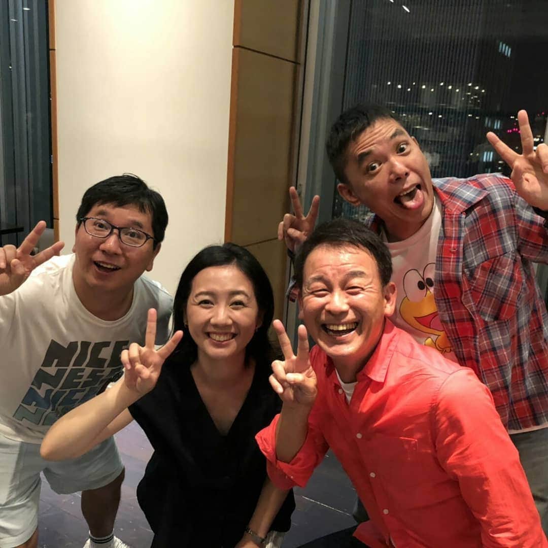 のインスタグラム：「✴ 先週金曜日、初、時事通信ホール。 タイタンライブに行ってきました！ 何とも言えない緊張と胸の高鳴りを感じ、ああやっぱり私好きなんだなと。笑いがある場所、笑いを作り出せる人。最高に楽しかったです！ 爆笑問題のおふたり、日本エレキテル連合のおふたり、ありがとうございました！ そして、仕事の都合で行けなくなったと言われて安心していましたが…信じた私がバカでした。やはりこの先輩にはかないません。(笑)  #タイタンシネマライブ #爆笑問題 #日本エレキテル連合 #見覚えのある男の人 #嬉しい再会です」