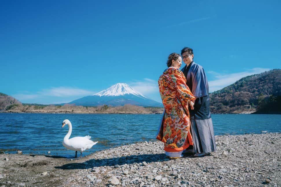 Decollte Wedding Photographyさんのインスタグラム写真 - (Decollte Wedding PhotographyInstagram)「【 富士山 Mt. Fuji 】﻿ It's Miracle timing!🤩 A swan celebrating the special day💒👏🏻﻿ ﻿ Photographer @rei_kinoshita_tvb ﻿ @decollte_weddingphoto  @studioaqua.fuji  @decollte_weddingstyle ﻿ #japan #Mtfuji #weddinginspiration #Weddingphotography #prewedding #weddingphoto #overseasprewedding #japaneseprewedding #japanwedding #landscapephotography #romantic #love #happiness #日本 #富士山 #海外婚紗 #婚紗 #唯美 #신부 #웨딩 #웨딩사진」8月26日 18時59分 - d_weddingphoto_jp