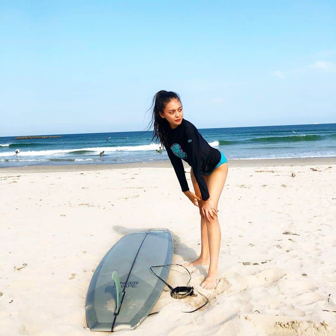 のインスタグラム：「Ocean girl is on a mission to surf and to be the wave 🤪  #surf #fingershape #choicefin @choicefin @fingershape  @visitmie #wave #surfing #surfergirl #oceangirl #onamission #surfer #peace #love #happy #ocean #海 #ミッション #サーフィン #mie #mieprefecture #三重県 #こうのはま」