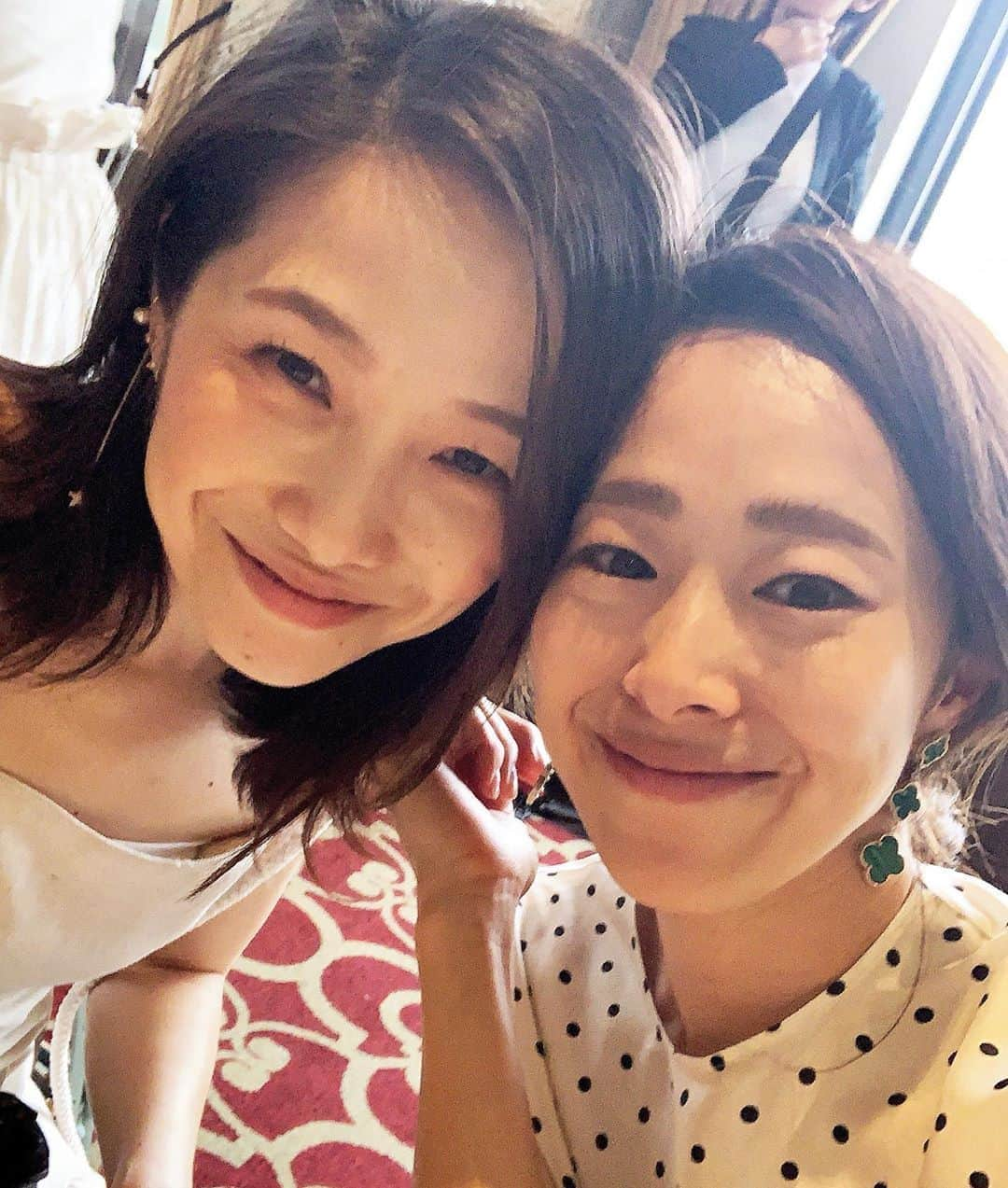 山城葉子さんのインスタグラム写真 - (山城葉子Instagram)「. サチ @saaa0414___  TREATの神戸のお店がオープンする時からなのでTREAT歴13年？社員番号3番とか？ それくらい長い間、コーディネーターから教育、採用など長きに渡りTREATを支えていたサチも先日 TREATを卒業 創業から私が卒業するまでずっと一緒に走り続けたサチには感謝が溢れてます もはや家族👭  これからは… 素晴らしいカメラのセンスを持っているので 「前撮りや、家族写真など人生の記念になる写真を撮っていきたい」と話してます ステキ！ 愛情に溢れたサチだからこそ 愛に溢れた記憶に残る写真を撮るという選択、ぴったりだと思っています  私の新しいお仕事にももちろん参画してもらいたいし、沢山の方にサチの素晴らしい才能を披露して欲しい！  写真だけでなく、なんでもやれるサチ。 これからの新しいステージ、お互いワクワクするものにしようね🥳🥳🥳 私も頑張らないと！」8月26日 18時52分 - yokoyamashiro