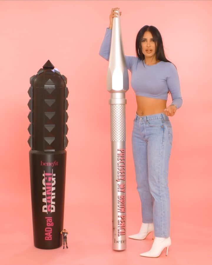 sananasのインスタグラム：「#SponsoriséParBenefit ✨ Chéri j’ai rétréci les produits 😆Vous vous souvenez il y a quelques années je vous disais «chez Sephora France  on a pas autant de miniatures qu’aux USA 😫 » et bien ça c’était avant ahah ! Vous avez vu tous les minis produits @BenefitFrance disponibles ? Il y a tous les produits iconiques qu’on aime tant et ça c’est le top du top 👏🏻Ils sont disponibles sur le site de Sephora.fr et dans les boutiques @sephorafrance aussi 🤩 Qui est fan de miniatures ? 🙋🏻‍♀️C’est tellement pratique dans le sac à main 👜 ou pour voyager ! . . #Benefit #Mini #Benefitbrows #PreciselyMyBrowPencil #BadgalBang #SephoraFrance」