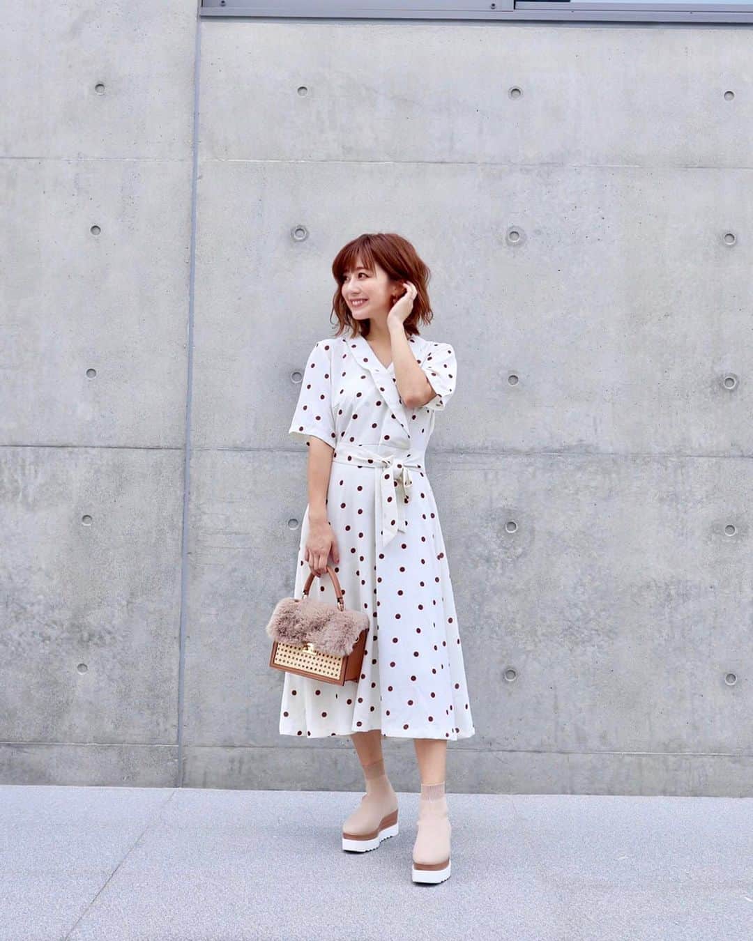 水野佐彩さんのインスタグラム写真 - (水野佐彩Instagram)「・ ちょっと涼しかったので 秋小物を投入🌰❤️ 実は、、お昼過ぎまでタグをつけたまま そして背中にデーン！と垂らしたまま このお洋服を着ていてw めちゃ恥ずかしい月曜日の始まりでした😂 とほほ。 #coordinate  one-piece#nn @nn___official  shoes#amail @amail_official  bag#mercuryduo @mercuryduo_com  #sサイズコーデ  #153cmコーデ #おちびコーデ #おちびの輪 #150cmコーデ #sガール makeup#chanel #tweedbeige #gem #レッドブラウン #gemimieyepalette ・ ・ 📝一帆ちゃんのgemのアイパレット 発色がかなりかなりかなり良い✨ 単色使いも可愛いし 3つ重ねてもとても可愛い。 私は上まぶたはクリーム、ソフトマット 下まぶたにソフトマット、ラメをのせました。 シャドウを主役にワントーンなメイク。 リップは同じくgemのレッドブラウンに CHANELのキラキラを重ねたよ。 チークはおなじみツイードベージュ。 土日のメイクライブで使ったエレガンスの方が ハイライト感やパール感が強いかな。 ツイードベージュの方が色がしっかりつく感じ❣️ 似た色味だけど お顔の仕上がりを艶やかにしたいときはエレガンス。 マット目にしたいときや素肌感が欲しいときはツイードベージュかな😊✨」8月26日 18時58分 - saaya_mizuno