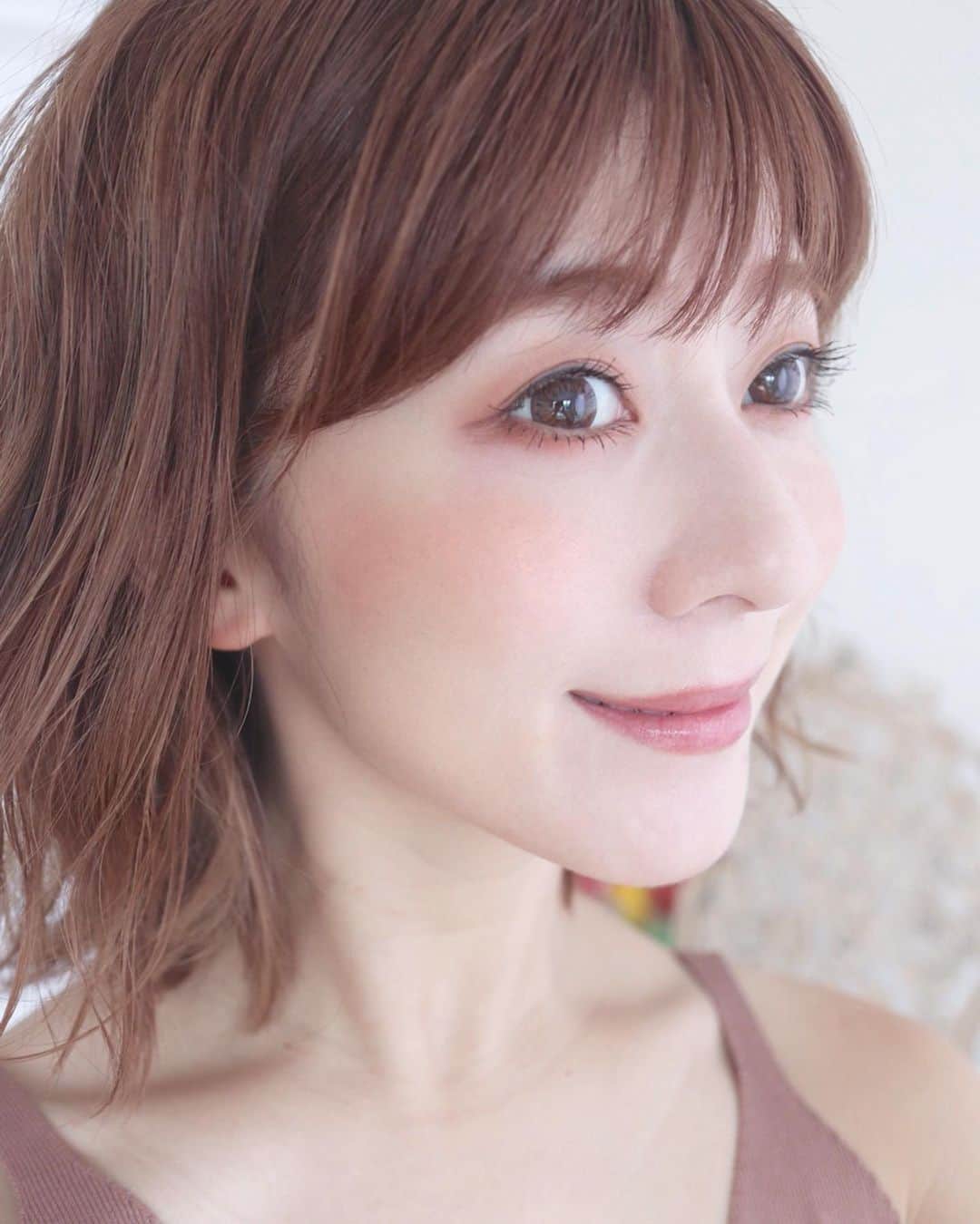 水野佐彩さんのインスタグラム写真 - (水野佐彩Instagram)「・ ちょっと涼しかったので 秋小物を投入🌰❤️ 実は、、お昼過ぎまでタグをつけたまま そして背中にデーン！と垂らしたまま このお洋服を着ていてw めちゃ恥ずかしい月曜日の始まりでした😂 とほほ。 #coordinate  one-piece#nn @nn___official  shoes#amail @amail_official  bag#mercuryduo @mercuryduo_com  #sサイズコーデ  #153cmコーデ #おちびコーデ #おちびの輪 #150cmコーデ #sガール makeup#chanel #tweedbeige #gem #レッドブラウン #gemimieyepalette ・ ・ 📝一帆ちゃんのgemのアイパレット 発色がかなりかなりかなり良い✨ 単色使いも可愛いし 3つ重ねてもとても可愛い。 私は上まぶたはクリーム、ソフトマット 下まぶたにソフトマット、ラメをのせました。 シャドウを主役にワントーンなメイク。 リップは同じくgemのレッドブラウンに CHANELのキラキラを重ねたよ。 チークはおなじみツイードベージュ。 土日のメイクライブで使ったエレガンスの方が ハイライト感やパール感が強いかな。 ツイードベージュの方が色がしっかりつく感じ❣️ 似た色味だけど お顔の仕上がりを艶やかにしたいときはエレガンス。 マット目にしたいときや素肌感が欲しいときはツイードベージュかな😊✨」8月26日 18時58分 - saaya_mizuno