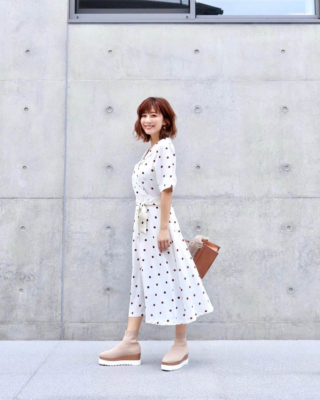 水野佐彩さんのインスタグラム写真 - (水野佐彩Instagram)「・ ちょっと涼しかったので 秋小物を投入🌰❤️ 実は、、お昼過ぎまでタグをつけたまま そして背中にデーン！と垂らしたまま このお洋服を着ていてw めちゃ恥ずかしい月曜日の始まりでした😂 とほほ。 #coordinate  one-piece#nn @nn___official  shoes#amail @amail_official  bag#mercuryduo @mercuryduo_com  #sサイズコーデ  #153cmコーデ #おちびコーデ #おちびの輪 #150cmコーデ #sガール makeup#chanel #tweedbeige #gem #レッドブラウン #gemimieyepalette ・ ・ 📝一帆ちゃんのgemのアイパレット 発色がかなりかなりかなり良い✨ 単色使いも可愛いし 3つ重ねてもとても可愛い。 私は上まぶたはクリーム、ソフトマット 下まぶたにソフトマット、ラメをのせました。 シャドウを主役にワントーンなメイク。 リップは同じくgemのレッドブラウンに CHANELのキラキラを重ねたよ。 チークはおなじみツイードベージュ。 土日のメイクライブで使ったエレガンスの方が ハイライト感やパール感が強いかな。 ツイードベージュの方が色がしっかりつく感じ❣️ 似た色味だけど お顔の仕上がりを艶やかにしたいときはエレガンス。 マット目にしたいときや素肌感が欲しいときはツイードベージュかな😊✨」8月26日 18時58分 - saaya_mizuno