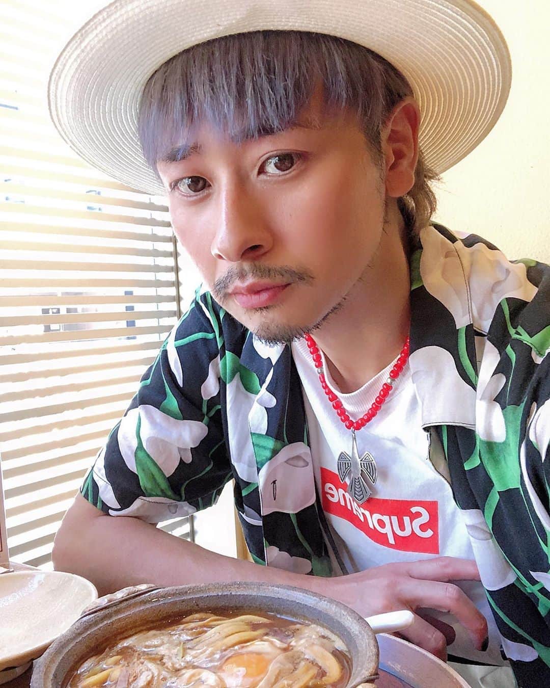 加代憲康さんのインスタグラム写真 - (加代憲康Instagram)「暑かった☺️💦 事務仕事してシュプ行ったけど 何も買ってない😌 タブーケイの給与計算は楽しい☺️ どんどん上がっていく😆 みんなの成長が本当に凄い☺️✨ 来月で丸四年😌 沢山還元できる会社に成長してよかった☺️スタイリスト総支給額が今は平均55万😌トップで90万くらい😆未来をつくっていかないとね😆楽しくいこ😆 そして、オンラインサロンも120名の方に入ってもらってます☺️毎日退会する方もいるからもっともっと魅力あるサロンをつくらないとね☺️ワクワクすることをどんどん増やしていこう😆 山本屋の味噌煮込みうどんは名古屋来てからは初めて食べた😆相変わらず美味い😌」8月26日 19時07分 - kasshi_cleto