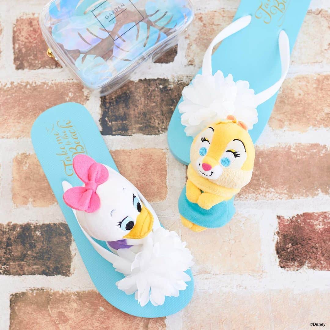 ちょっこりさん【公式】のインスタグラム：「#20190826 * 夏のおしゃれは足元から かわいいサンダルで今日は みんなとどこにお出かけしようかな？ * #ちょっこりさん #ディズニー#ディズニーグッズ #ぬい撮り#ぬいぐるみ #chokkorisan#disney #takaratomyarts #ぬいぐるみと撮り隊 #disney写真部 #ディズニーグッズ #ちょっこりさん好きな人とつながりたい」