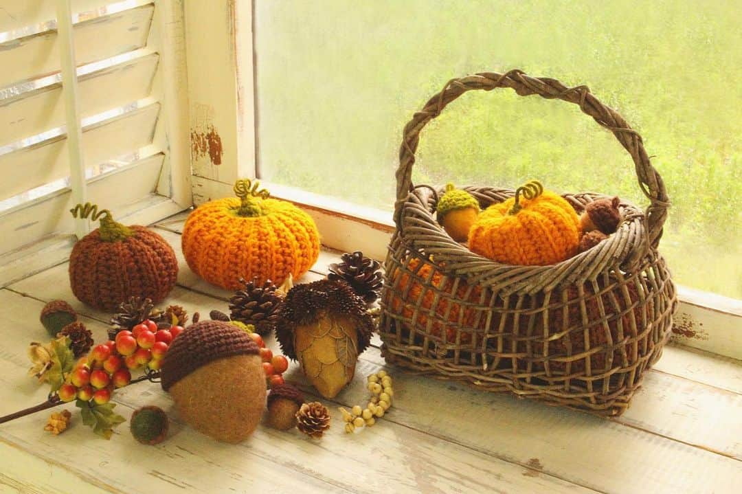 salut!さんのインスタグラム写真 - (salut!Instagram)「﻿ ＊＊ 実りのインテリア ＊＊﻿ ﻿ ﻿ ﻿ かぼちゃやどんぐり、葉っぱの紅葉など秋らしい物がたくさん。﻿ 素材だけでなく、自然の色や形も秋を感じる楽しみの一つですよね✱✳︎﻿ ﻿ ハロウィン準備にもオススメなアイテムもたくさん入荷しております！﻿ ﻿ お早めにお近くの店舗までご覧くださいませ❁﻿ ﻿ ﻿ -----------------------------------------------﻿ ﻿ ・木ノ実と落ち葉 ¥500+tax﻿ ・毛糸のかぼちゃS ¥300+tax﻿ ・毛糸のかぼちゃM ¥500+tax﻿ ・どんぐりオーナメント ¥300+tax﻿ ・フェルトどんぐり ¥300+tax﻿ ・土藤カゴM ¥800+tax﻿ ﻿ -----------------------------------------------﻿ ﻿ ※店舗により在庫数が異なる場合がございます。﻿ 予めご了承くださいませ。﻿ ※公式通販サイト(パルクローゼット)での発売は8月27日を予定しております。﻿ もう少々お待ちくださいませ。﻿ ﻿ ﻿ ﻿ ﻿ ﻿ #秋#実り#かぼちゃ#どんぐり﻿ #季節#ハロウィン#毛糸﻿ #白樺#落ち葉#ガーランド﻿ #ナチュラル#家族﻿ #サリュ#salut!#まいにちインテリア」8月26日 19時05分 - salut_shop