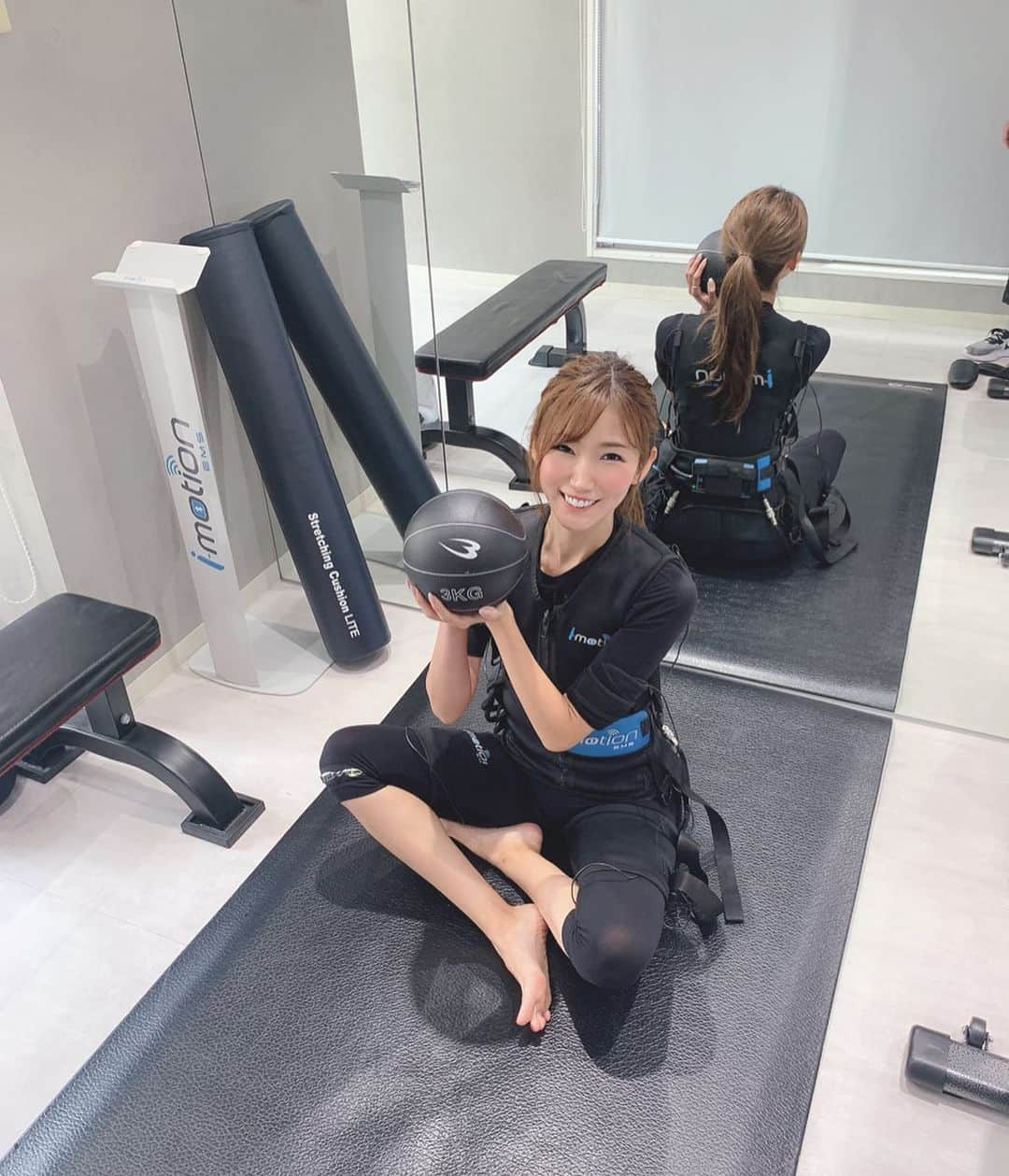 美波千夏さんのインスタグラム写真 - (美波千夏Instagram)「本日も  @bodyconditioningtechnology でEMSトレーニング🔥🔥カラダ動かすの大好き！！ 電気に慣れてきたので今日は勇気を出して1段階だけ強くしてトレーニングしてもらいました🥺笑 ⚠️電気流してる分負荷がかかって辛いトレーニングです！笑 . 背中に筋肉をつけたいので、最近は背中を重点的にお願いしてます🏋️‍♂️🔥(あれ、これ前書いたっけ？) 肩と腹筋は自分で見てわかるほど付いてきました！(前がなさすぎただけ疑惑🙊) . 1つ目の動画はコロコロローラー？を初めて？やってみたのですが、腹筋できない私には難易度★★★★🤣（笑）でもすっっごく！効いてるからいつか出来るようになるぞー！🔥 引き続き女性らしいボディライン目指して頑張ります！ . トレーナーの @itaru.naga さん、いつも急な予約すみません😭今日も充実した楽しいトレーニングありがとうございました🌟 . . . . . .  #パーソナルトレーニング #フィットネス #EMSスーツ #トレーニング #training #diet #ダイエット #ヒップアップ #スポーツ女子 #表参道 #表参道ジム  #EMSトレーニング #EMS #visionbody #ゴルフ女子 #腹筋 #トレーニング動画」8月26日 19時15分 - chinatsu_minami