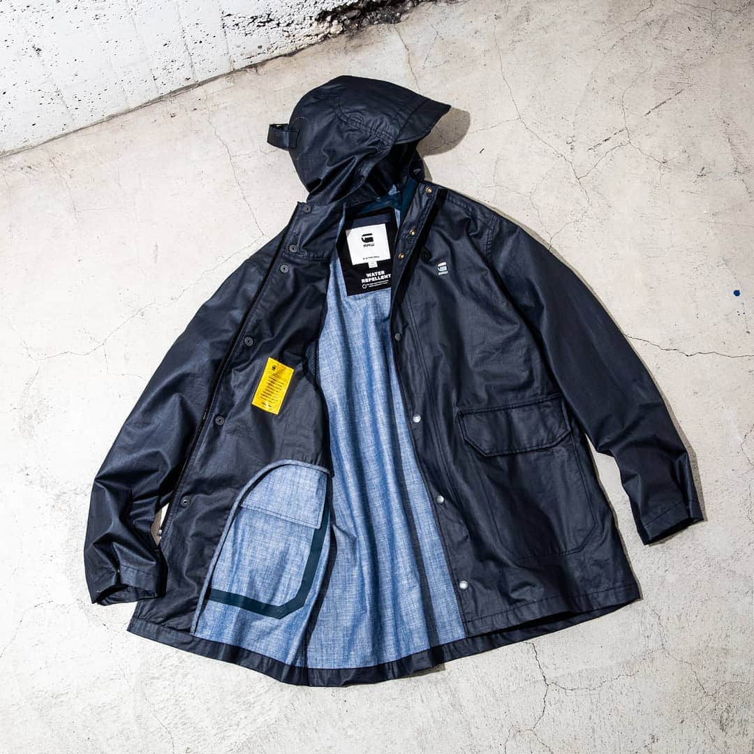 のインスタグラム：「. . 【NEW ARRIVAL】 アーカイブのミリタリータンカースジャケットからインスピレーションを得たデニムレインコートが登場！ 表面に撥水コーティングを施し、隠れ式ジッパーが抜群の保護性を発揮します。 . XPO RAINCOAT No.D13986-B302-4213  #GStarRAW #ジースターロウ #GStarRAWjapan #新作 #newarrival #ジーンズ #デニム #denim #ジャケット #レインコート #こだわり #デザイン #コーディネート #ファッション #スタイリッシュ #カジュアル #撥水コーティング」