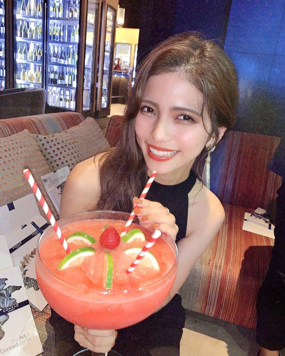 Marika Kajiwaraさんのインスタグラム写真 - (Marika KajiwaraInstagram)「コンラッドマニラのバーで飲んだ ストロベリーフローズンモヒート🍓 ＊ この大きさとは知らず 4人で１つづつ頼んでしまって 結果テーブルにこれが４つ😂w ＊ でもなんやかんや みんなでわけわけしながら飲んでたら 全部飲み干したよね😂笑 ＊ 海外ではメニュー読めないから こういうハプニングもしばしば、、(笑) でもそれがまた面白かったりする😂🧡 ＊ ＊ ＊ #コンラッド #コンラッドマニラ #conrad #StayInspired #ConradManila #旅行 #海外旅行 #フィリピン #女子旅 #ファムトリップ #フィリピン観光 #もっと楽しいフィリピン #エアアジア #まってろアジア #タビジョ #trip #tabijyo #traveler #instagood #marika_trip」8月26日 19時12分 - marika__kw