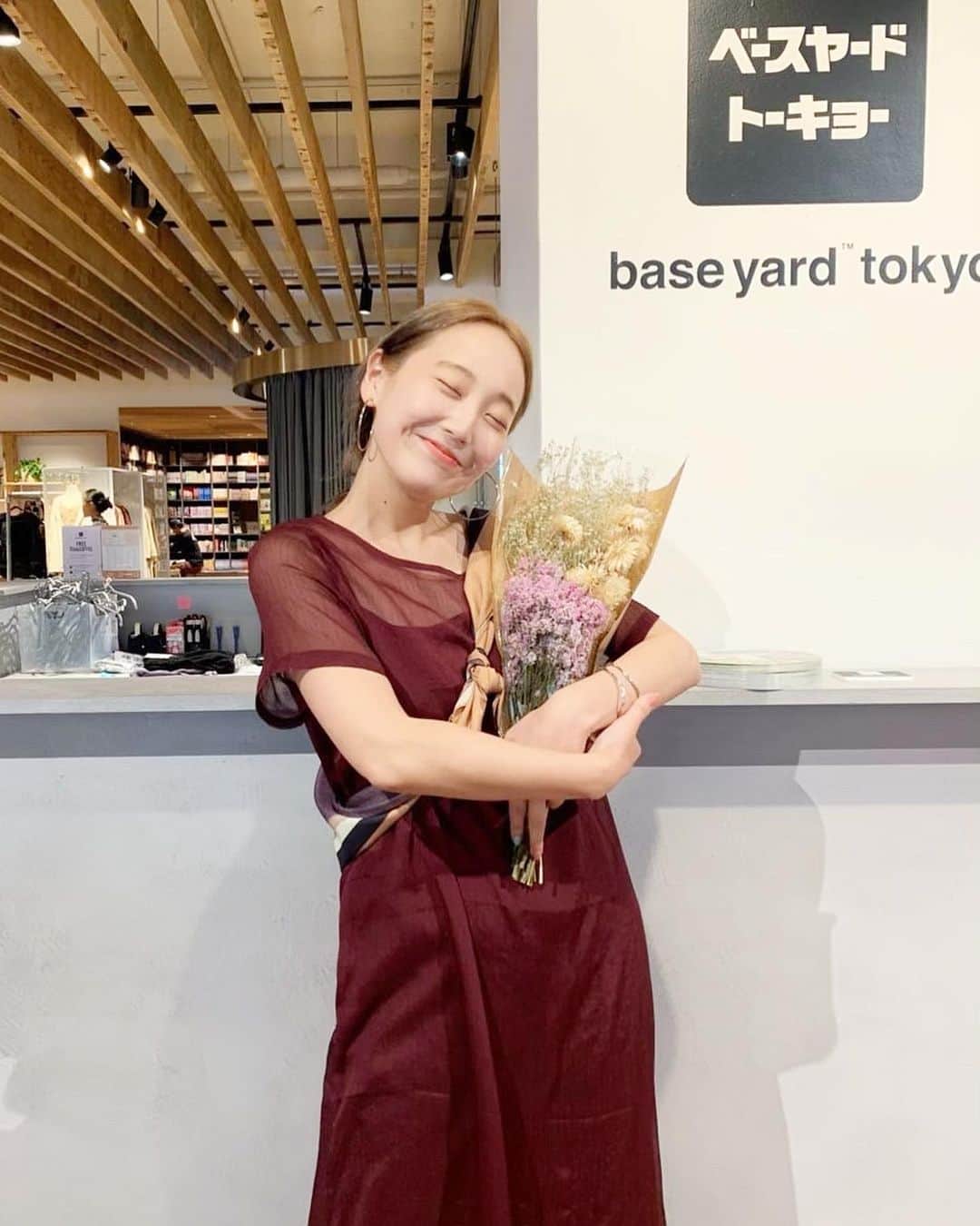 のインスタグラム：「大阪に異動する前夜、﻿ @baseyard  #ベースヤードの人達 が 送別会をしてくれました。﻿ ﻿ お休みの方や、異動してしまった方﻿ 仕事後駆けつけてくれた方、﻿ 皆様ありがとうございます。﻿ ﻿ ﻿ @_ciaopanic_  @mystic_pr  @whoswhogallery__  @backyard_manga  大きなチームで働けたことで﻿ 得たものがたくさんです😌﻿ ﻿ ﻿ 新店舗Kastane原宿店のことをもっと﻿ 知ってもらうには﻿ ベースヤードトーキョーのことも﻿ 知ってもらうこと！﻿ ﻿ Kastaneのことだけでなく﻿ イベント、POPUPのこと。﻿ ベースヤードの人のこと。﻿ ベースヤードトーキョーをもっと知ってもらいたいと﻿ 思い発信してきました。﻿ ﻿ ファッションだけでなく﻿ 、漫画、雑貨、食べ物。﻿ イベントスペースでは新しい何かの﻿ POPUP、イベントをしています。﻿ ﻿ スタッフ自身も楽しんで働いているから﻿ 偽りなく発信したくなる﻿ そんな素敵な施設なんです。＊﻿ ﻿ ﻿ これからも﻿ もっともっとみなさんに知ってもらい﻿ ベースヤードきっかけで﻿ ライススタイルを更に楽しんでもらいたいと思います！﻿ 🌼🌼﻿ ﻿ ﻿ BIG  LOVE！！﻿」