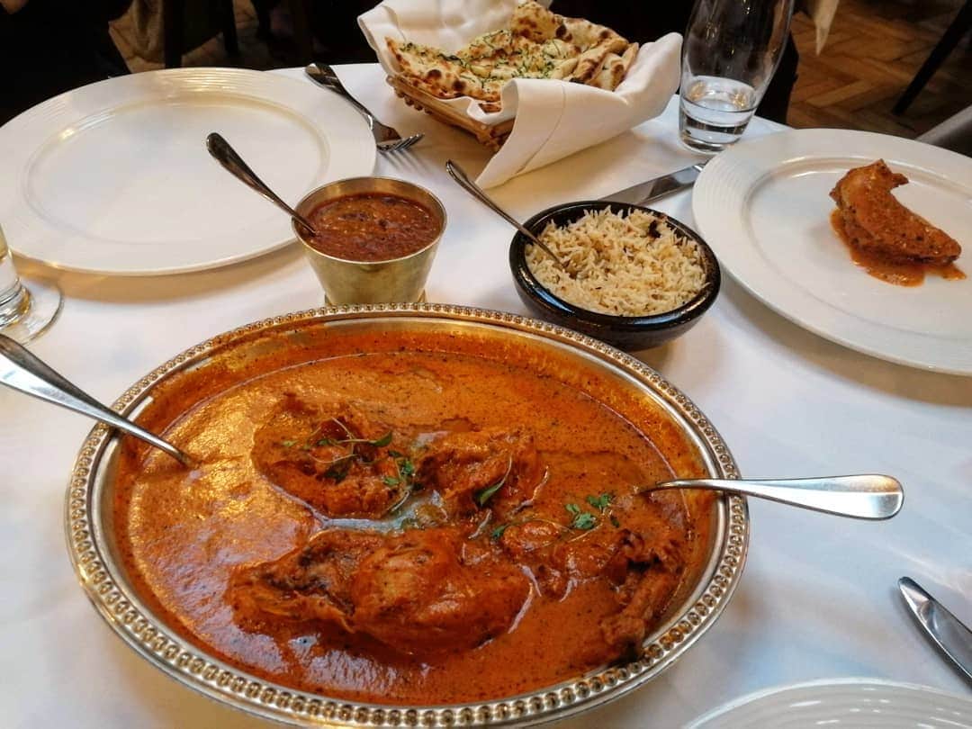 のインスタグラム：「みんな大好きバターチキンカレー🍛 美味しくてパクパク食べたら、翌日胃もたれして1日なにも食べられなかった…🤣🤣🤣悲しみ😫  #cinnamonclub #シナモンクラブ #london #ロンドン #ロンドングルメ #ロンドン生活 #ロンドン暮らし #curry」