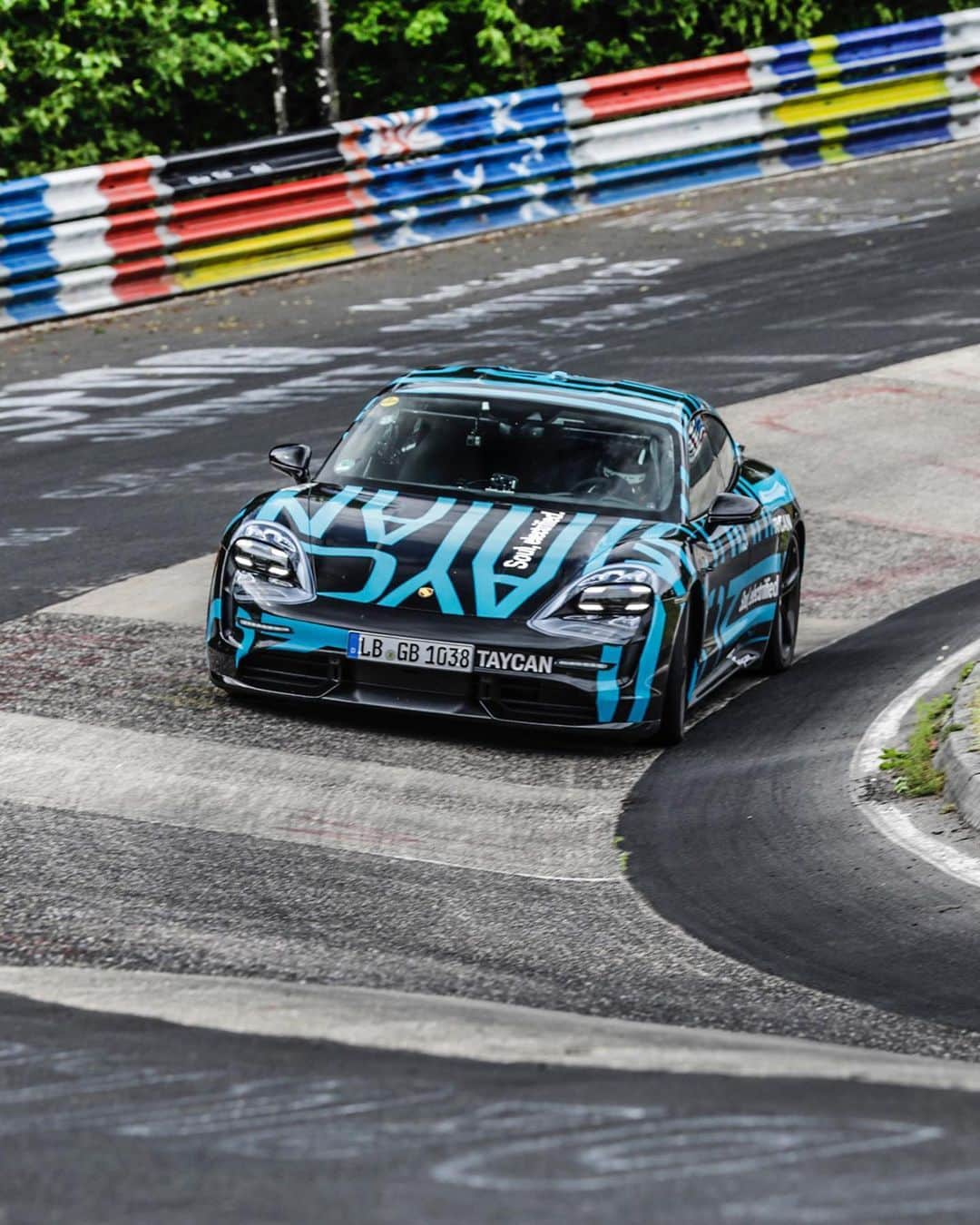 Porscheさんのインスタグラム写真 - (PorscheInstagram)「Record time on the world’s most challenging race track: a pre-series Taycan conquered the legendary Nürburgring-Nordschleife in 7:42 min. #Taycan #Porsche #SoulElectrified #GreenHell」8月26日 19時14分 - porsche