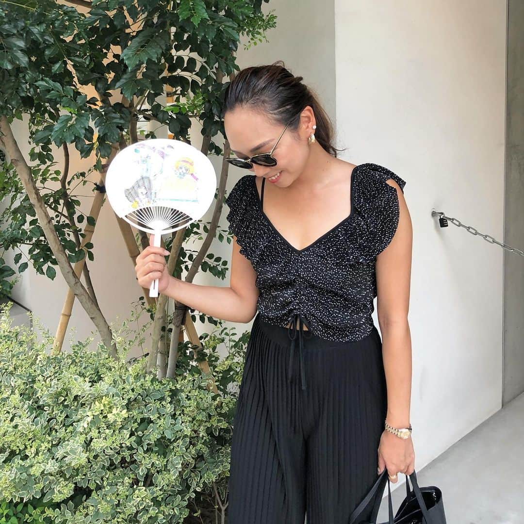 石田美奈子のインスタグラム：「𝕆𝕦𝕥𝕗𝕚𝕥. . 昨日は#麻布十番祭り に行ってきました☺︎✨ 麻布十番祭りは屋台のお料理が美味しくて最高🤤 気になっていた飲食店のお料理を屋台で食べることもできて、とても満足でした♫ 楽しかった！ 夏らしいことができて幸せな日✨ . 昨日は食べ歩きを想定して、汚れが目立たない黒に← トップスはZARAのセールで790円♡ 安すぎる‼︎♡ 形も可愛くて、友達からの評判も良くて、買って大正解☺︎ そしてパンツはH&M。 プチプラ〜 . tops… #zara @zara pants… #hm @hm . 👗→ #minako_fashion . #fashion #outfit #ootd #プチプラコーデ #夏コーデ #165cm #夏祭り #十番祭り #麻布十番 #麻布十番納涼祭り」