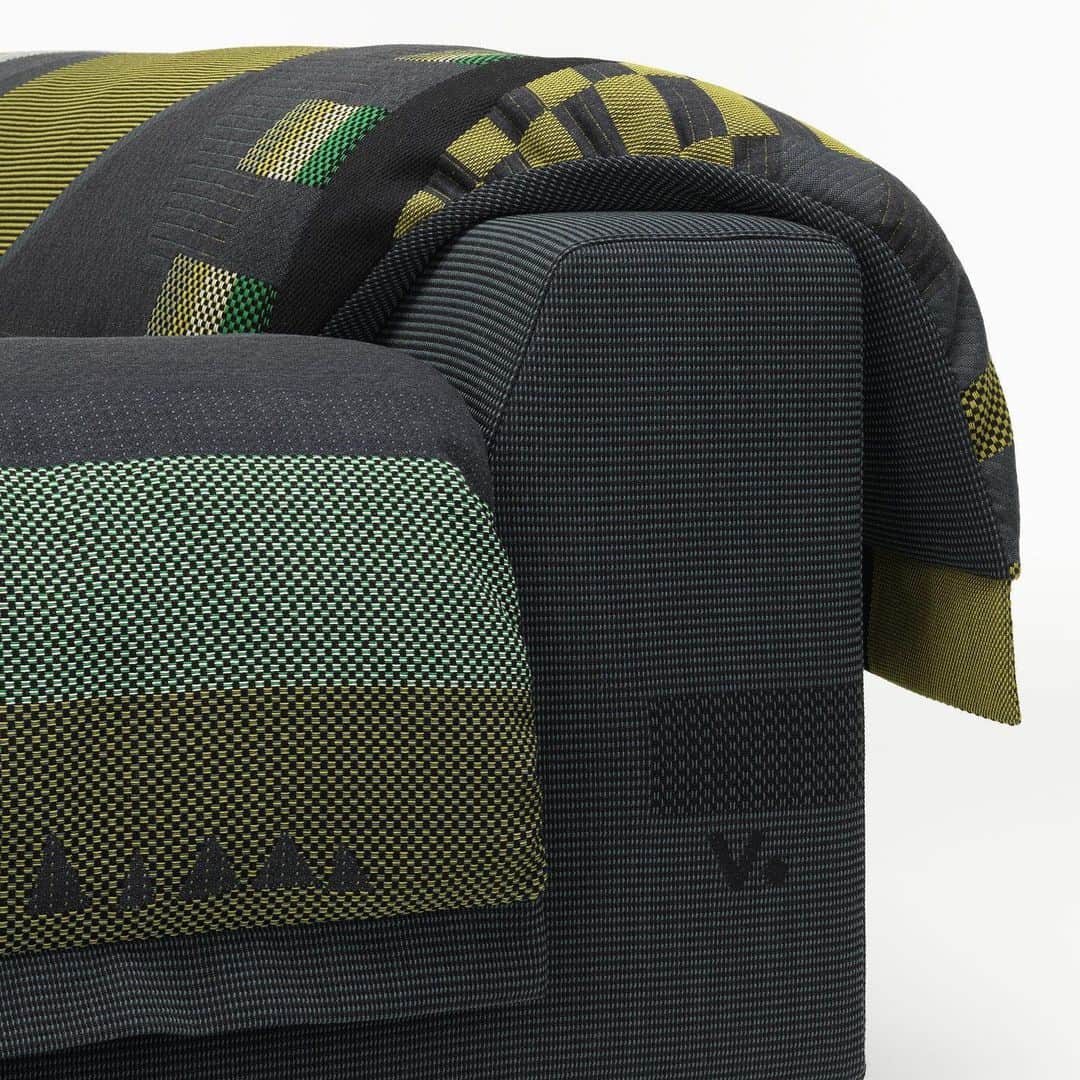 Vitra Japanさんのインスタグラム写真 - (Vitra JapanInstagram)「オランダ人デザイナー、ヘラ・ヨンゲリウスによる「ヴリンダー ソファ」の輪郭をなぞるように被せられたファブリックからは、ヘラ・ヨンゲリウスのテキスタイルデザイナーとしての技量の高さが感じられます。2種類の異なる太さの糸を紡いだ8色の糸が織り成すジャガード織りは、7つもの層に重なり豊かな立体感として現われます。 織りによる多彩な模様、色、風合いが、ファブリックの表面を絡み合いながら流れ、その深さと密度の組み合わせにより贅沢な美しさを醸し出しています。﻿ ﻿ 2019年4月のミラノサローネ国際家具見本市で発表されたヴリンダーソファは、今秋より発売を開始します。﻿ ﻿ #vitraoriginal #vitra #vitrajapan #家具 #インテリア #デザイン #デザインの力 #vitrahomestory #vitraaccessories  #リノべる #ヴィトラジャパン #インテリア好きな人と繋がりたい #リビングインテリア #リビング #リビングルーム #ソファ #vitrasofa #ヘラヨンゲリウス #アートピース #テキスタイル」8月26日 19時17分 - vitra_japan