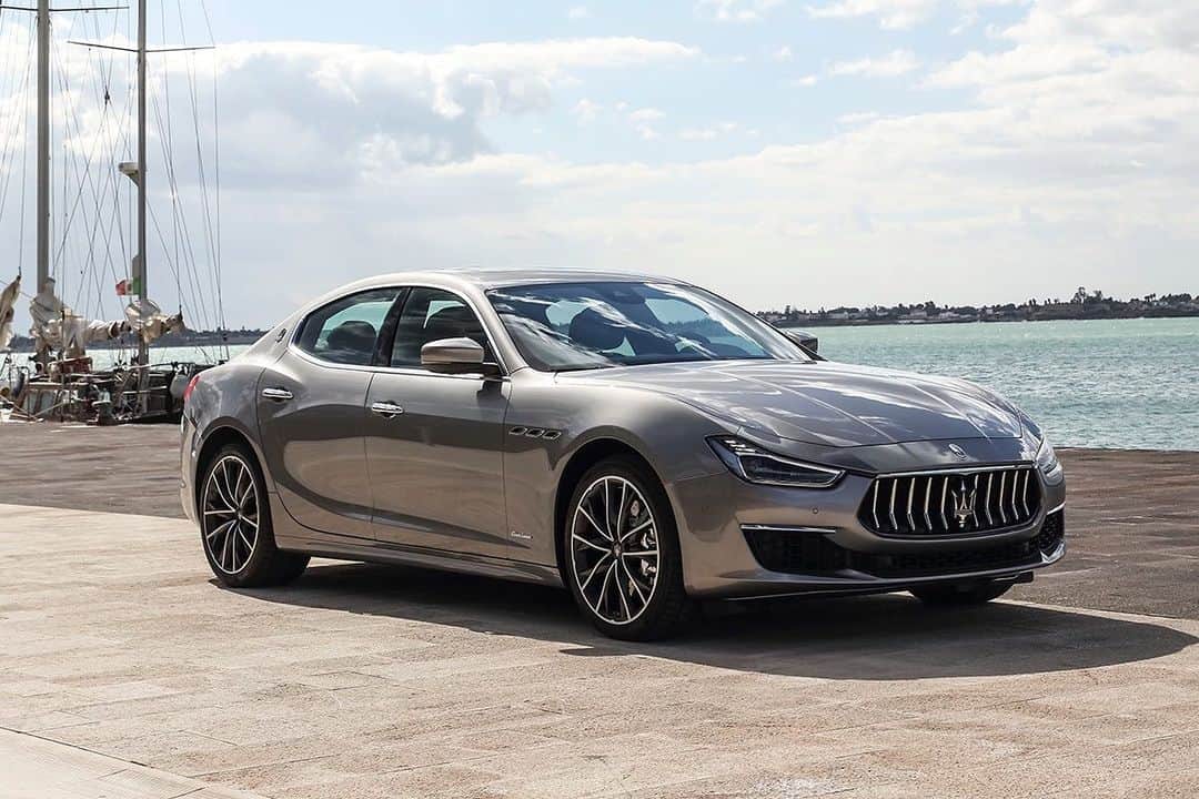 Maserati Japan | マセラティ ジャパンのインスタグラム：「卓越したドライビングと大胆なデザインを備えたギブリが、輝かしい夏の思い出を彩ります。 #Maserati #マセラティ  #MaseratiJapan #マセラティジャパン #Ghibli #ギブリ」