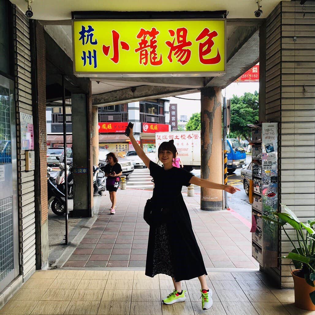 蒼山幸子さんのインスタグラム写真 - (蒼山幸子Instagram)「今月だけはたくさん旅をするぞ、 と決めていたので 8月の最後に DJみそちゃんを筆頭にした 食いしん坊女子4人で 台湾へ食べまくりの 旅にいってきました。 今回は台南と台北へ。 台湾の力のあるご飯、 ほんとうに素晴らしい〜。 全体的にさくっと 食べれる量と、 味付けなのもとってもいい。 何から何まで美味しすぎて ため息をついてうっとりしながら、 朝から晩までずっと 食べて歩いていました。 ちゃんと疲れてパッタリ眠れると 朝も早く起きれて 朝ごはんに行く時の 蒸し暑い空気でさえ、 体を元気にしてくれるようで 楽しかった。 アルバムが食べ物の写真だらけ。」8月26日 19時20分 - sachiko_aoyama