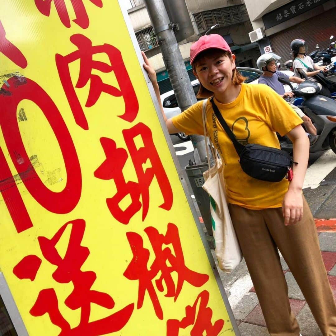 蒼山幸子さんのインスタグラム写真 - (蒼山幸子Instagram)「今月だけはたくさん旅をするぞ、 と決めていたので 8月の最後に DJみそちゃんを筆頭にした 食いしん坊女子4人で 台湾へ食べまくりの 旅にいってきました。 今回は台南と台北へ。 台湾の力のあるご飯、 ほんとうに素晴らしい〜。 全体的にさくっと 食べれる量と、 味付けなのもとってもいい。 何から何まで美味しすぎて ため息をついてうっとりしながら、 朝から晩までずっと 食べて歩いていました。 ちゃんと疲れてパッタリ眠れると 朝も早く起きれて 朝ごはんに行く時の 蒸し暑い空気でさえ、 体を元気にしてくれるようで 楽しかった。 アルバムが食べ物の写真だらけ。」8月26日 19時20分 - sachiko_aoyama