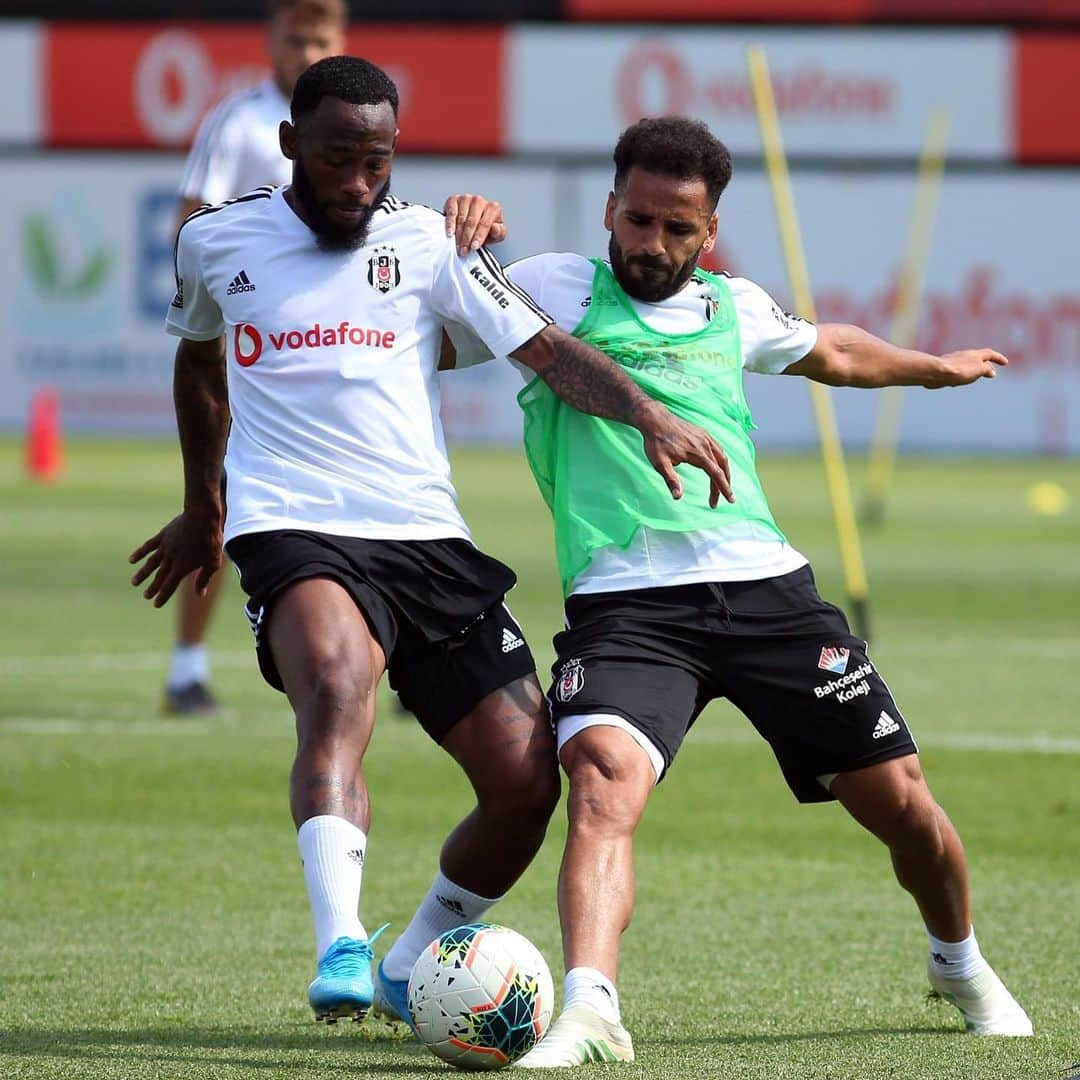 ドグラス・サントスさんのインスタグラム写真 - (ドグラス・サントスInstagram)「training Day ⚽️ 📸@rahmanbjk」8月26日 19時21分 - douglaspds