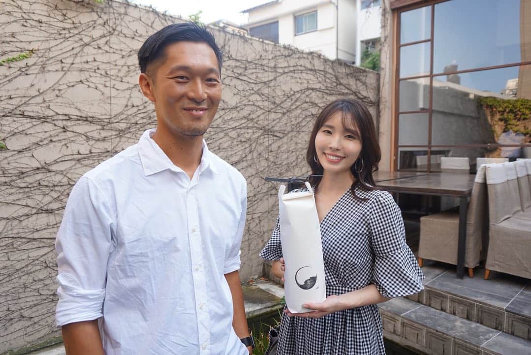 児玉アメリア彩さんのインスタグラム写真 - (児玉アメリア彩Instagram)「From Suwa beyond the world... . . 宮坂醸造株式会社 新作発表会 @中目黒 ヒガシヤマ・トウキョウ . . 「諏訪から世界へ」 私の生まれ故郷、長野県諏訪市で 公私ともに家族共々お世話になっている宮坂醸造さん。 . 八ヶ岳や南アルプスに囲まれ、恵まれた諏訪という土地で半世紀以上前に生まれた協会七号酵母をもう一度見直し、 「"七号酵母の酒"ならではの、穏やかで飽きのこない飲み口とほのかな酸味は、多様化した現代の食卓にこそ調和するもの」という考えのもと、 新たな真澄の定番酒を完成されました。 . . 『水鏡に映り込む一枚の蔦の葉』 がモチーフのコンセプト。 諏訪大社の"真澄の鏡"、そして宮坂家の家紋である、葉を多く繁らせることから"繁栄"を意味する蔦をシンボルマークに用い、 真澄杜氏の大切にする言葉「和醸良酒」の如く、和＝輪の形状にまとめたそう。 . . 新たに誕生した 「真朱AKA」「漆黒KURO」「茅色KAYA」  お酒の名前はいずれも日本の伝統色。 7号酵母の味わいの幅広さや豊かさを日常に感じられるような３種。 . . 一年に一度しか口にしない特別なお酒、というよりも、 日常に馴染みつつ、且つ少し背筋の伸びるようなパリッとした白いシャツを思わせるような 洗練された印象でした。 . . . 直孝社長、勝彦さん、ご招待いただきありがとうございました。 私も諏訪の美しさ、素晴らしさ、たくさんの魅力をさらに多くの方に広めるべくお手伝いできたらと強く思っております…！ . . . . . . #宮坂醸造 #諏訪の国公式アンバサダー #misssake #misssakejapan #ミス日本酒 #日本酒インスタグラマー #ポン酒タグラム #sakebombs #sakeレポ #日本酒フォト #sakekampai #sakebottle #飲酒タグラム #酒スタグラム #日本酒で乾杯 #sakelover #sake#sakegirl#sakestagram #japanesesake」8月26日 19時34分 - aya_amelia_kodama