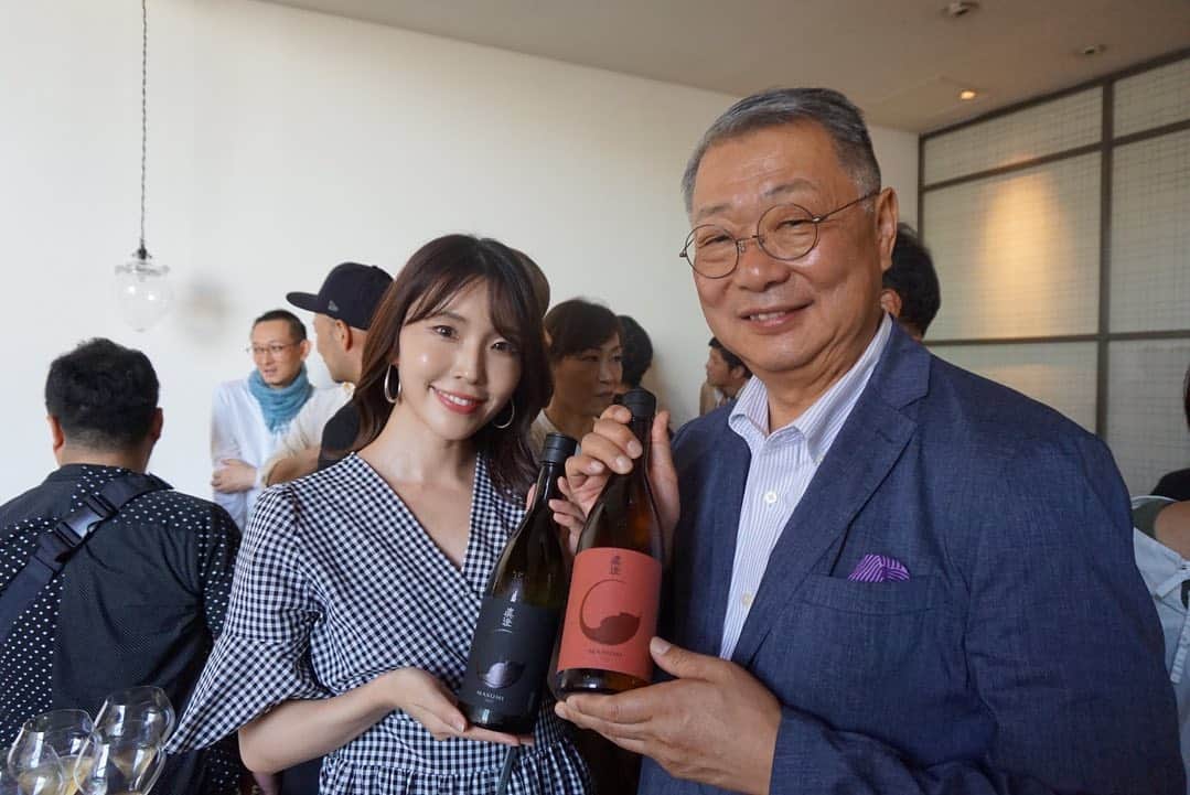 児玉アメリア彩さんのインスタグラム写真 - (児玉アメリア彩Instagram)「From Suwa beyond the world... . . 宮坂醸造株式会社 新作発表会 @中目黒 ヒガシヤマ・トウキョウ . . 「諏訪から世界へ」 私の生まれ故郷、長野県諏訪市で 公私ともに家族共々お世話になっている宮坂醸造さん。 . 八ヶ岳や南アルプスに囲まれ、恵まれた諏訪という土地で半世紀以上前に生まれた協会七号酵母をもう一度見直し、 「"七号酵母の酒"ならではの、穏やかで飽きのこない飲み口とほのかな酸味は、多様化した現代の食卓にこそ調和するもの」という考えのもと、 新たな真澄の定番酒を完成されました。 . . 『水鏡に映り込む一枚の蔦の葉』 がモチーフのコンセプト。 諏訪大社の"真澄の鏡"、そして宮坂家の家紋である、葉を多く繁らせることから"繁栄"を意味する蔦をシンボルマークに用い、 真澄杜氏の大切にする言葉「和醸良酒」の如く、和＝輪の形状にまとめたそう。 . . 新たに誕生した 「真朱AKA」「漆黒KURO」「茅色KAYA」  お酒の名前はいずれも日本の伝統色。 7号酵母の味わいの幅広さや豊かさを日常に感じられるような３種。 . . 一年に一度しか口にしない特別なお酒、というよりも、 日常に馴染みつつ、且つ少し背筋の伸びるようなパリッとした白いシャツを思わせるような 洗練された印象でした。 . . . 直孝社長、勝彦さん、ご招待いただきありがとうございました。 私も諏訪の美しさ、素晴らしさ、たくさんの魅力をさらに多くの方に広めるべくお手伝いできたらと強く思っております…！ . . . . . . #宮坂醸造 #諏訪の国公式アンバサダー #misssake #misssakejapan #ミス日本酒 #日本酒インスタグラマー #ポン酒タグラム #sakebombs #sakeレポ #日本酒フォト #sakekampai #sakebottle #飲酒タグラム #酒スタグラム #日本酒で乾杯 #sakelover #sake#sakegirl#sakestagram #japanesesake」8月26日 19時34分 - aya_amelia_kodama
