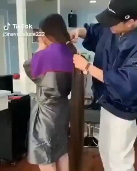 BeStylishのインスタグラム：「Would you let anyone cut your hair that SHORT? 😳🥺😭😂 _ _ 👉 | Follow @bestylish for more 👉 | Follow @colour for more _ #hair #bestylish #hairstyle #makeup #haircut #girlhairstyles #hairextensions」
