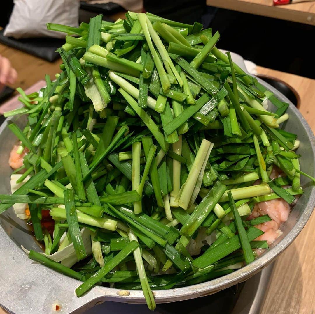 若狭知恵さんのインスタグラム写真 - (若狭知恵Instagram)「﻿ ﻿ 久々に投稿します😅✨﻿ ﻿ ﻿ 日本フルートコンベンションin福岡に行ってきました❣️﻿ ﻿ 前回のコンクール優勝者の受賞者コンサートに出演してました(*´ω`*)﻿ ﻿ お客さんそんないないと思ってたら、まさかの満席(立ち見の方もいらっしゃった…🤣)で、ど緊張しましたが、相方と演奏できて本当に幸せだった☺️🧡🧡🧡🧡﻿ ﻿ 奈緒とのデュオが心地よすぎて、、❣️❣️﻿ これからも奈緒とずっと演奏してたい！！🤣﻿ ﻿ ﻿ 福岡ではめちゃくちゃ久々にあおいちゃんに会ってご飯食べたり〜☺️💖﻿ あおいちゃん、ほんとありがとう🥺💖💖﻿ もつ鍋美味しかった💖💖﻿ ﻿ #日本フルートコンヴェンション #日本フルート協会 #フルート #アンサンブル #若狭知恵 #北畠奈緒 #フルートデュオ #福岡 #アクロス福岡 #博多 #もつ鍋 #もつ鍋楽天地 #おいしすぎた #ちえなお」8月26日 19時31分 - chie_flute925