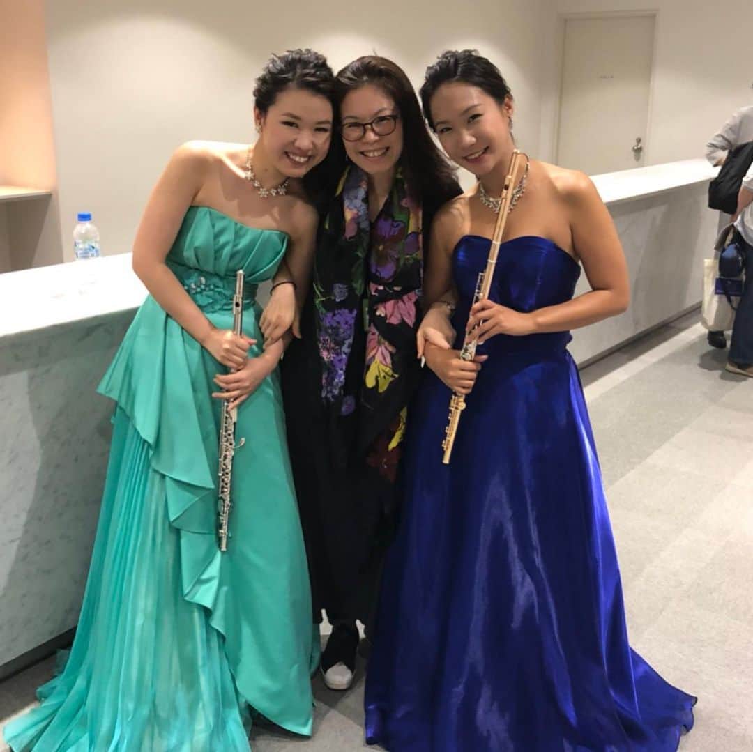 若狭知恵さんのインスタグラム写真 - (若狭知恵Instagram)「﻿ ﻿ 久々に投稿します😅✨﻿ ﻿ ﻿ 日本フルートコンベンションin福岡に行ってきました❣️﻿ ﻿ 前回のコンクール優勝者の受賞者コンサートに出演してました(*´ω`*)﻿ ﻿ お客さんそんないないと思ってたら、まさかの満席(立ち見の方もいらっしゃった…🤣)で、ど緊張しましたが、相方と演奏できて本当に幸せだった☺️🧡🧡🧡🧡﻿ ﻿ 奈緒とのデュオが心地よすぎて、、❣️❣️﻿ これからも奈緒とずっと演奏してたい！！🤣﻿ ﻿ ﻿ 福岡ではめちゃくちゃ久々にあおいちゃんに会ってご飯食べたり〜☺️💖﻿ あおいちゃん、ほんとありがとう🥺💖💖﻿ もつ鍋美味しかった💖💖﻿ ﻿ #日本フルートコンヴェンション #日本フルート協会 #フルート #アンサンブル #若狭知恵 #北畠奈緒 #フルートデュオ #福岡 #アクロス福岡 #博多 #もつ鍋 #もつ鍋楽天地 #おいしすぎた #ちえなお」8月26日 19時31分 - chie_flute925