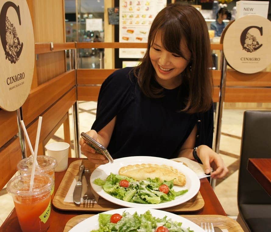 石井優香さんのインスタグラム写真 - (石井優香Instagram)「. つい先日、 #静岡 に住んでいるえりかに会うことが出来ました😍 ひょんなやり取りから ちょうどその日のうちに#東京駅 周辺で会えることがわかり😊 こんなタイミングで会えることになったのは初めてだったので、 割増しで嬉しかったです♡  #就職活動#アナウンサー#同期#マスコミ 前回#静岡県 で会えてから3ヶ月ぶり＾＾ #丸ビル#東京駅カフェ #cinagro#シナグロ #ORGANICSALAD&CAFE #オーガニック#果物 と#野菜ジュース #カルツォーネ#マルゲリータ」8月26日 19時33分 - ishii_yuuka