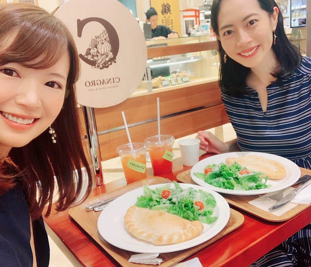 石井優香さんのインスタグラム写真 - (石井優香Instagram)「. つい先日、 #静岡 に住んでいるえりかに会うことが出来ました😍 ひょんなやり取りから ちょうどその日のうちに#東京駅 周辺で会えることがわかり😊 こんなタイミングで会えることになったのは初めてだったので、 割増しで嬉しかったです♡  #就職活動#アナウンサー#同期#マスコミ 前回#静岡県 で会えてから3ヶ月ぶり＾＾ #丸ビル#東京駅カフェ #cinagro#シナグロ #ORGANICSALAD&CAFE #オーガニック#果物 と#野菜ジュース #カルツォーネ#マルゲリータ」8月26日 19時33分 - ishii_yuuka