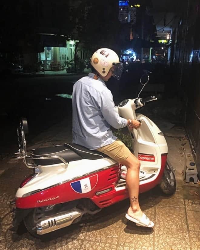 イ・キョンのインスタグラム：「한달전에는 택시에 지갑을 놓구 내리고 분실.. 2주전에는 아이폰을 화장실에 놓구와서 분실.. 이틀전에는 내 오토바이 번호판을 훔쳐가고... 힘든 타향살이... 어떻게든 이겨내자요 😂😭😂😭 (오토바이 안가져간게 어디니. 힘내자) 😰😰 근데.. 번호판은 왜 훔쳐간거니 어따쓰려구... #다낭 #이켠」