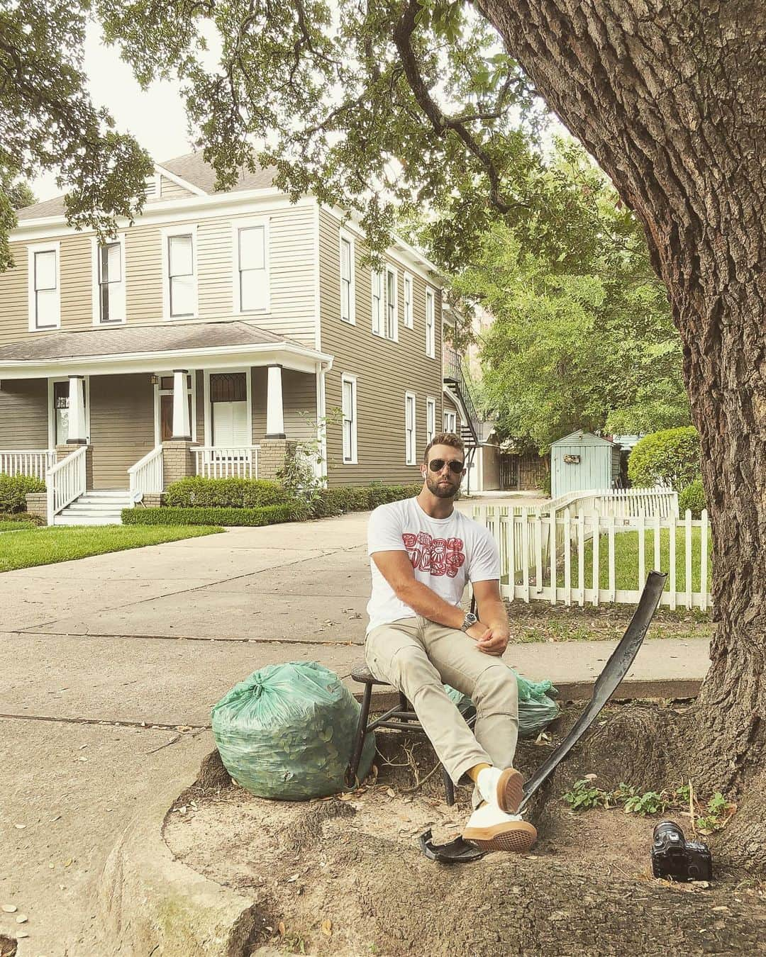 ダニエル・ノリスさんのインスタグラム写真 - (ダニエル・ノリスInstagram)「#streetfurniture helping me take 5 in my search for crepes.」8月26日 10時51分 - danielnorris18