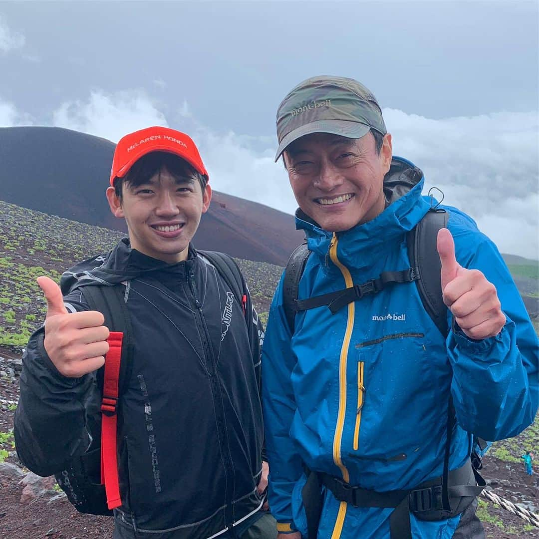 杉山宗賢さんのインスタグラム写真 - (杉山宗賢Instagram)「富士登山生放送 ・ 3km上空に上がるだけで全く違う世界が広がっていました ・ 五合目にいる時に 「下山の方が大変だよ」とスタッフの方に教えられ 半信半疑でそれなりの余裕を持って山頂に辿り着きましたが ・ 案の定下山後はヘロヘロでした 滑落の危険もあったので冷や汗ものです ・ そんなこんなも全部ひっくるめて最高の記憶でした 記録しよ ・ ・ #富士登山 #登山 #crime #mtfuji #富士山 #富士 #3776 #sunglasses #登山ウェア #俳優 #役者 #actor #montbell #merrell #climbing #クライミング #静岡 #富士宮口 #神保悟志 #バラエティ #TV」8月26日 10時54分 - soken.sugiyama