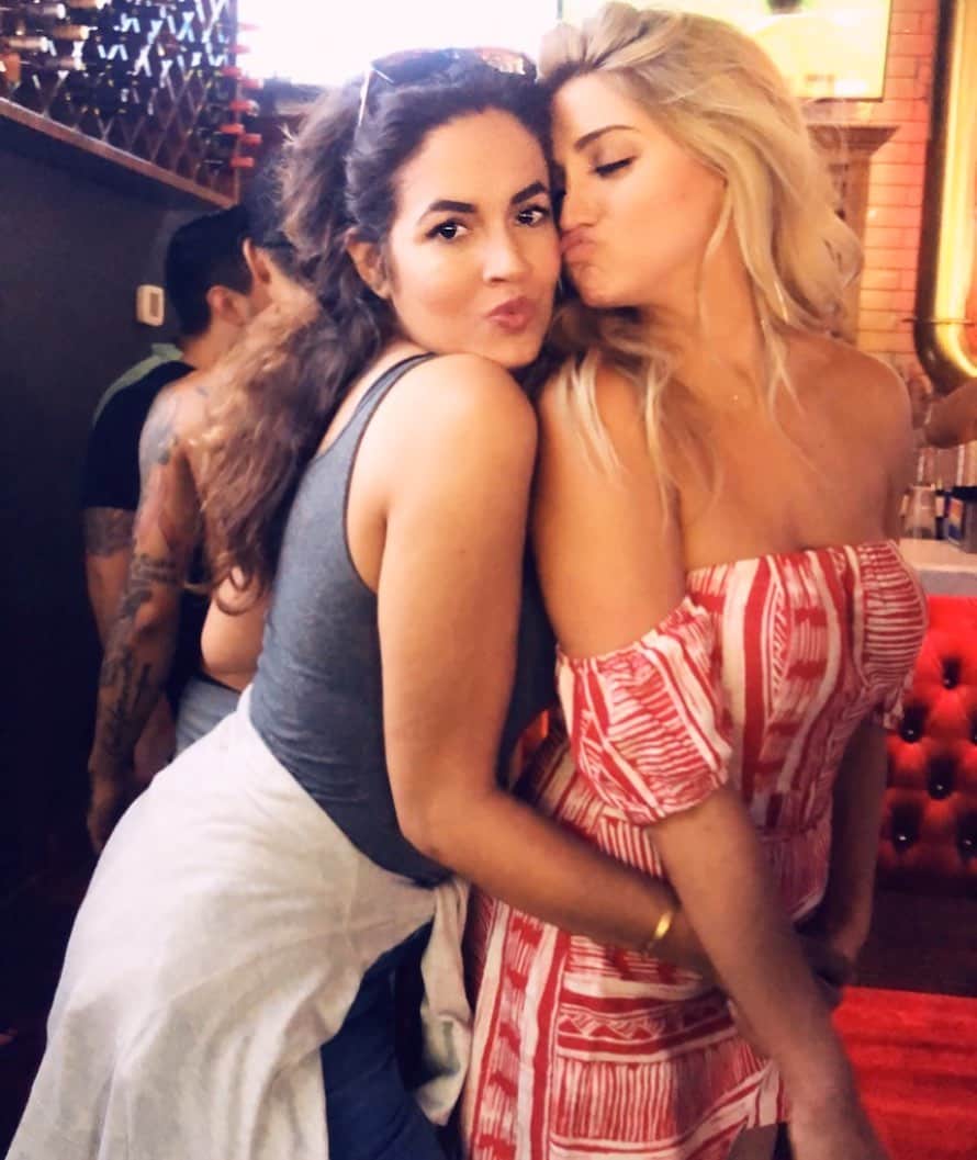 イシス・テイラーのインスタグラム：「happy birthday to my favorite blonde bombshell .... your soul is pure, your laugh is infectious and you brighten the room up whenever you walk in. i love you to the moon and back!! thank you for being the best girlfriend a lady can ask for .」
