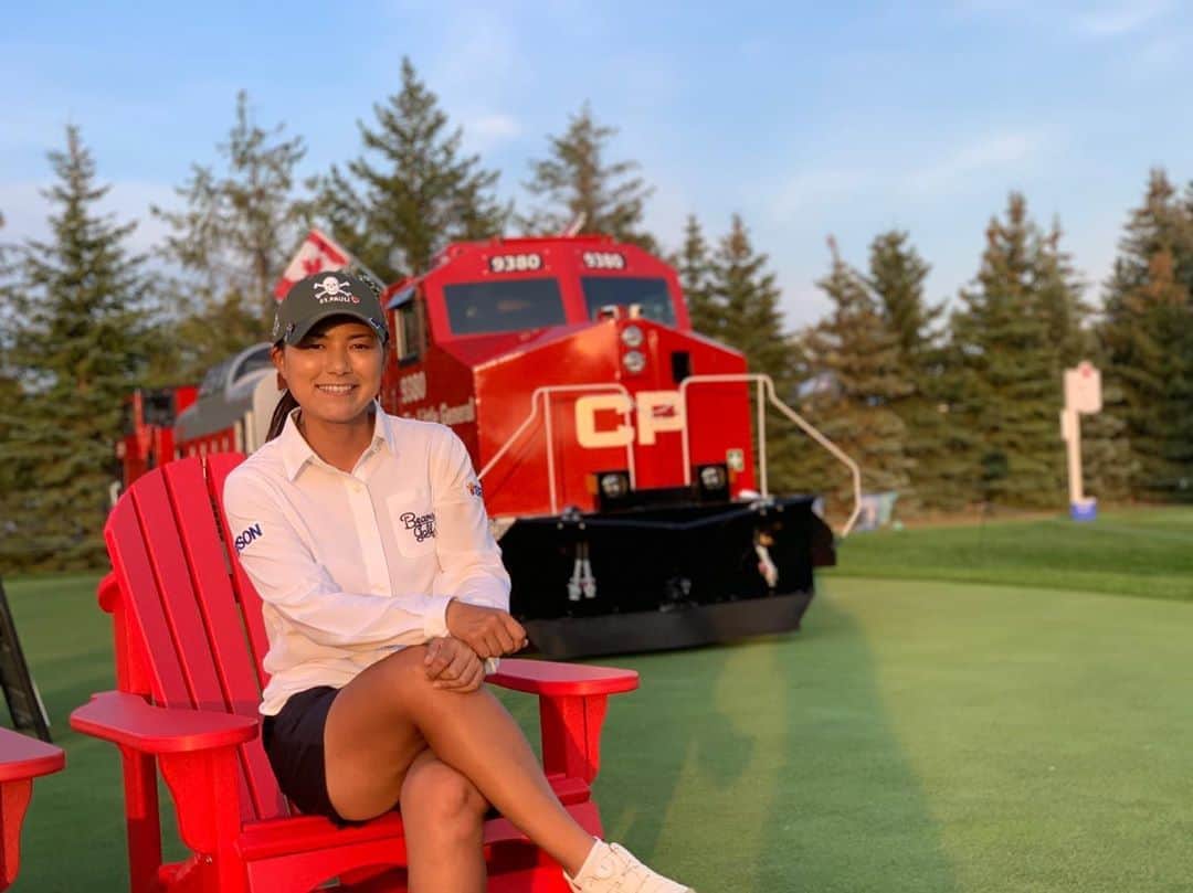 横峯さくらさんのインスタグラム写真 - (横峯さくらInstagram)「CP女子オープンが終わりました😊結果は20位タイで目標にしていたトップ10には2打たりませんでした😔来週こそはもっともっと上位に行けるように頑張ります💪スイングのベースはできてきたのであと少しで上位で戦えるようになる感触があります✨  #cp #lpga #golf #女子ゴルフ #女子プロゴルファー #プロゴルファー #カナダ #トロント #ゴルフ #スイング」8月26日 10時56分 - sakura_yokomine