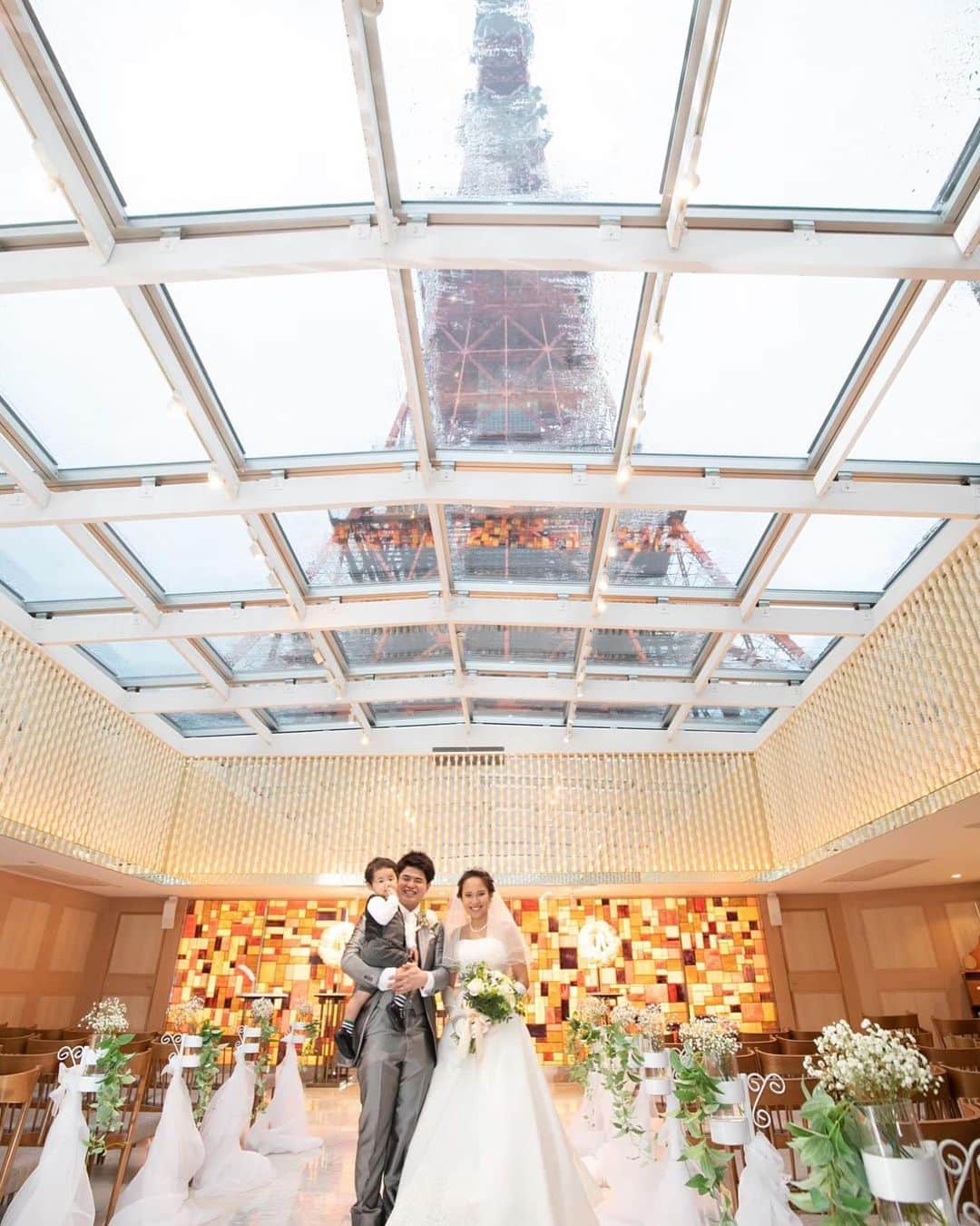 東京タワーの麓の結婚式さんのインスタグラム写真 - (東京タワーの麓の結婚式Instagram)「🗼♡ 家族みんなで幸せを誓うファミリーウェディング👪💓 ． お子様と一緒だからこその演出で あなただけの素敵な結婚式にしてみませんか💒？ . 詳細は➡︎(@theplaceoftokyo)まで♡ . #theplaceoftokyo #ザプレイスオブトウキョウ #プレイスオブトウキョウ #東京タワー #東京タワー🗼 #東京タワーで結婚式 #東京タワーが好き #インスタジェニック婚 #tokyotower #wedding #ウェディング #プレ花嫁 #卒花嫁 #2019年春婚 #2019夏婚 #2019秋婚 #2019冬婚 #結婚式準備 #結婚式場探し #式場探し #東京花嫁 #関東プレ花嫁 #日本中のプレ花嫁さんと繋がりたい #イルミネーション #東京タワー見える #東京タワーの真下 #チャペル #パパママ婚 #ファミリーウェディング」8月26日 10時57分 - theplaceoftokyo