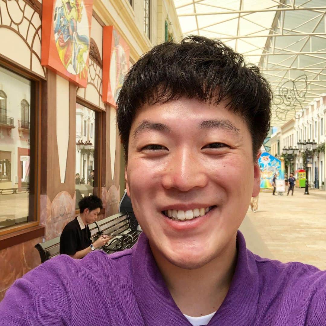 羽尻紘規のインスタグラム：「ただ今、過ぎるTVで志摩スペイン村のInstagramのアカウントのフォロワーを増やすべくロケに来てます👍  25周年で夏休み期間中は特別にナイター営業🌝 花火が上がるなどのイベントも盛りだくさん！  是非皆さん志摩スペイン村のアカウントをフォローしてください！  #志摩スペイン村 #ネイビーズアフロ #お笑い芸人 #芸人 #三重 #関西 #キャラクター #アトラクション #テーマパーク #JAPAN #旅 #旅行 #trip #岡村隆史 #なるみ #よしもと漫才劇場」