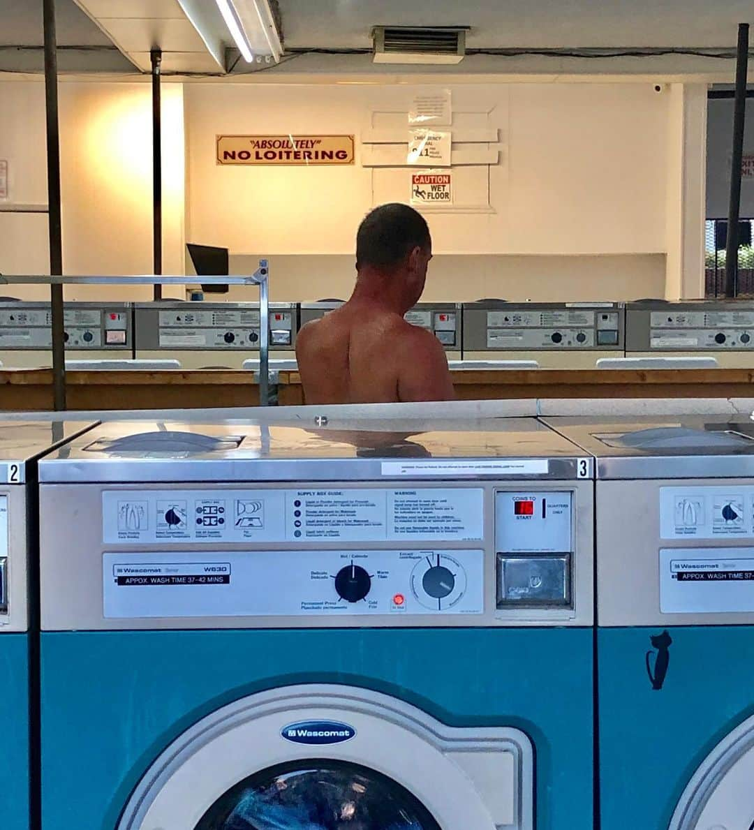 ジミー・キンメルさんのインスタグラム写真 - (ジミー・キンメルInstagram)「When you want to wash ALL your clothes, there’s only one way to do it...」8月26日 11時08分 - jimmykimmel