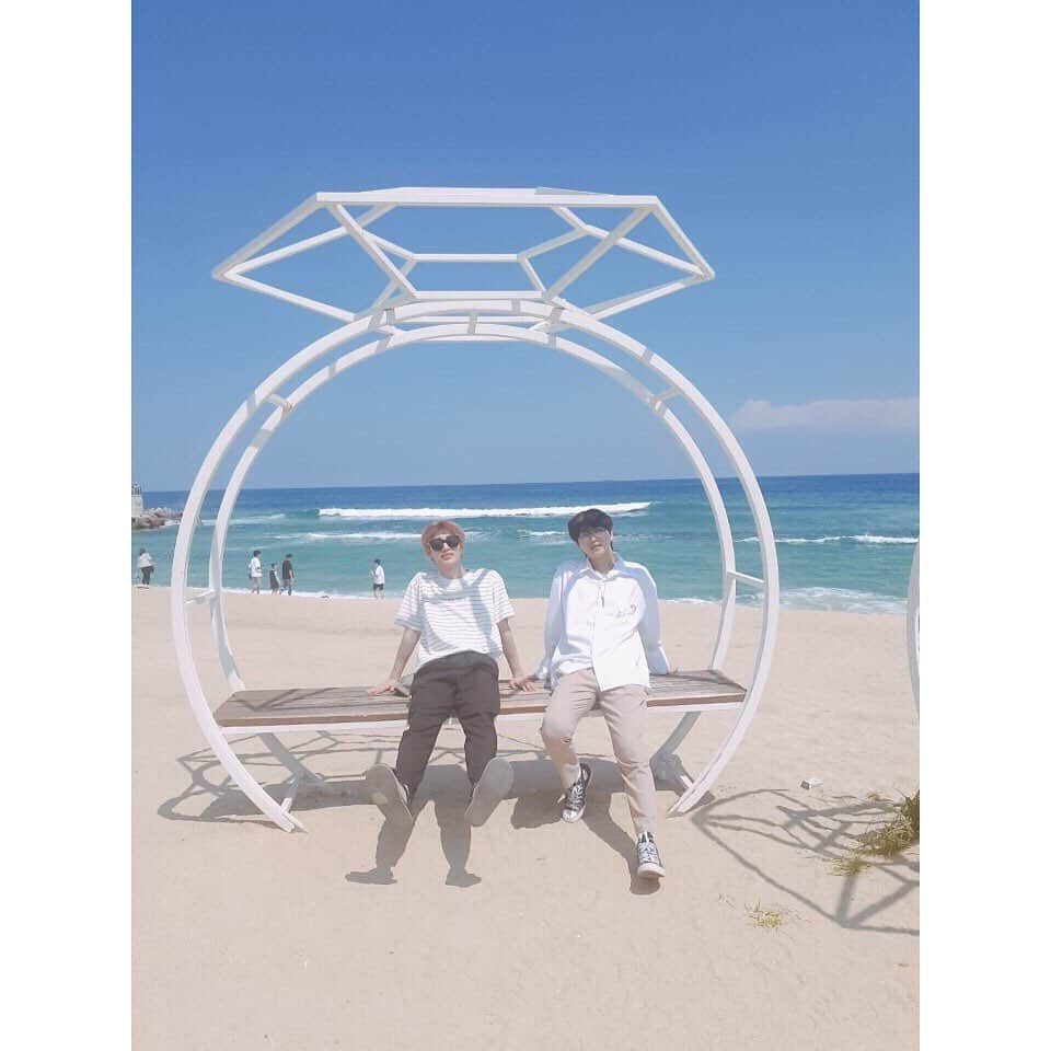 IN2ITさんのインスタグラム写真 - (IN2ITInstagram)「가족&짹 (with.puppy) 두 번째 여행 강릉 🌊🌊🌊 ㅤㅤ #IN2IT #IN2U #인투잇 #인투유 #연태 #아이젝 #Yeontae #Isaac #강릉 #바다 #파도 #여행 #강문해변 #해변 #강아지 #Puppy #짹태」8月26日 11時18分 - official_in2it