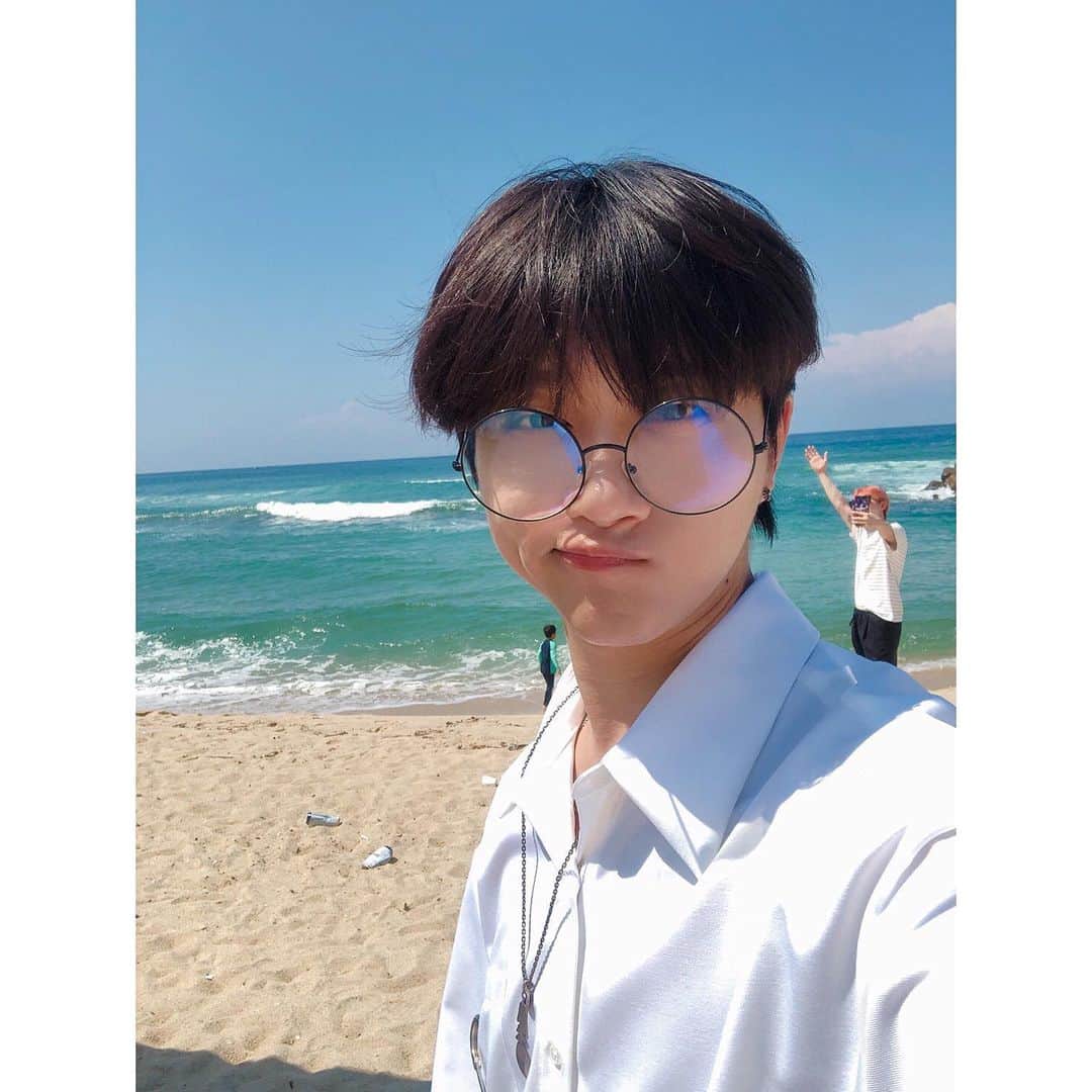 IN2ITさんのインスタグラム写真 - (IN2ITInstagram)「가족&짹 (with.puppy) 두 번째 여행 강릉 🌊🌊🌊 ㅤㅤ #IN2IT #IN2U #인투잇 #인투유 #연태 #아이젝 #Yeontae #Isaac #강릉 #바다 #파도 #여행 #강문해변 #해변 #강아지 #Puppy #짹태」8月26日 11時18分 - official_in2it