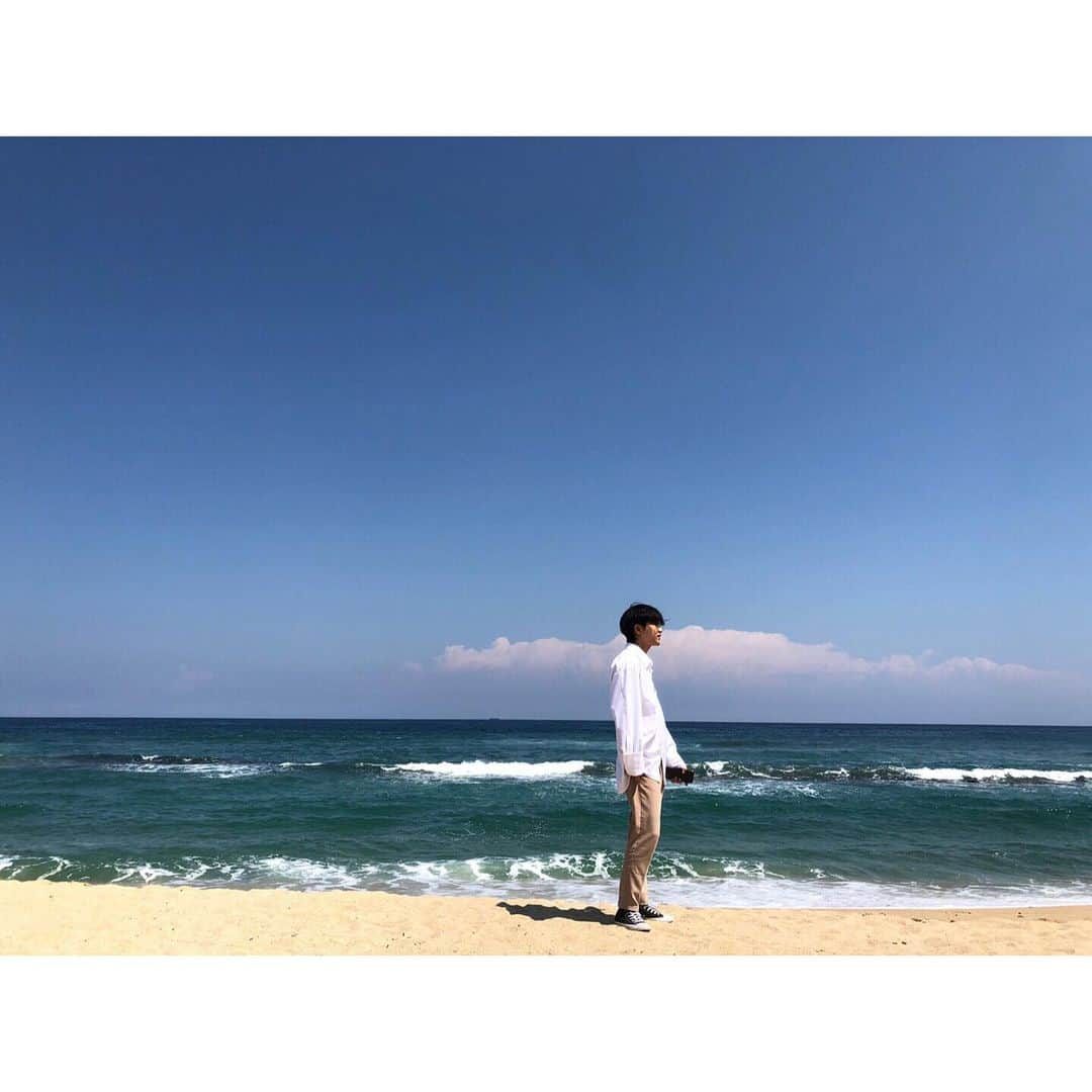 IN2ITさんのインスタグラム写真 - (IN2ITInstagram)「가족&짹 (with.puppy) 두 번째 여행 강릉 🌊🌊🌊 ㅤㅤ #IN2IT #IN2U #인투잇 #인투유 #연태 #아이젝 #Yeontae #Isaac #강릉 #바다 #파도 #여행 #강문해변 #해변 #강아지 #Puppy #짹태」8月26日 11時18分 - official_in2it