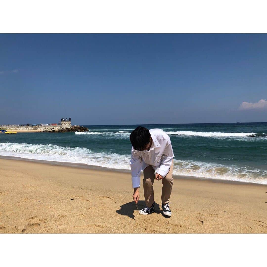 IN2ITさんのインスタグラム写真 - (IN2ITInstagram)「가족&짹 (with.puppy) 두 번째 여행 강릉 🌊🌊🌊 ㅤㅤ #IN2IT #IN2U #인투잇 #인투유 #연태 #아이젝 #Yeontae #Isaac #강릉 #바다 #파도 #여행 #강문해변 #해변 #강아지 #Puppy #짹태」8月26日 11時18分 - official_in2it