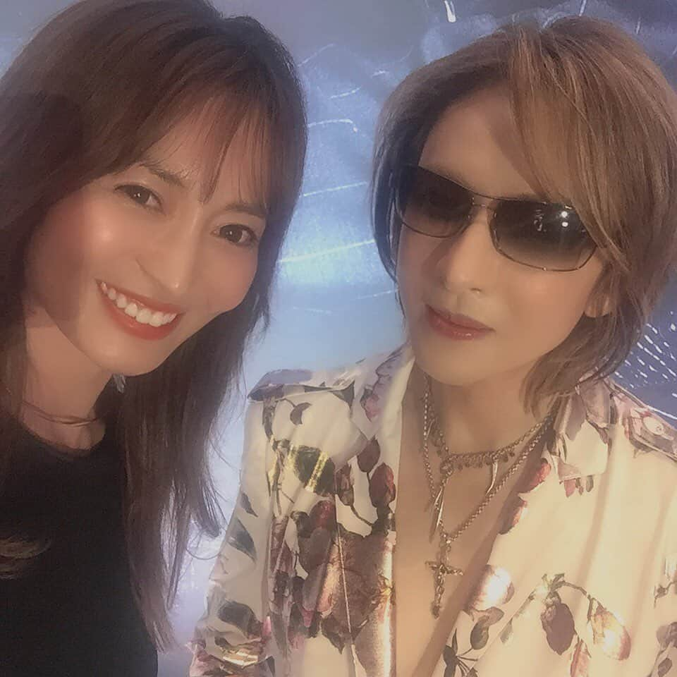 新山千春さんのインスタグラム写真 - (新山千春Instagram)「とっても楽しみにしてた 昨日でした🎼.•*¨*•.¸¸♬🎶 .  YOSHIKIさん🥀の ステージは何度見させていただいても、息をのむほど 感動するし🎹  YOSHIKIさんが ピアノを奏でる姿を こうして 目に焼き付ける事が できること、、、 ほんとに幸せでしなかない。 miracleだね🌹 . YOSHIKIさんが これまで歩まれてきた 人生が一音一音🎶となって 。。 切なくなる程 感動した昨日でした🌹 . #芸術 🎹 #YOSHIKI さん🥀  _____________________________________________________🌴 #LA 好き#chihuahua #dog 🐶  #mamafashion #Japaneseactress #casualcoordinate #denimcoordinate #makeup #model  #mama#mamastyle #Instagood #cooking #streetwear #mamacoordinate #hairarrange #streetfashion  #outfit #casualstyle  #outfitstyle #촬영 #粉我 #나를따르라  #fashionistas #dailylook #coodinate #新山千春  _____________________________________________🌴🌵🌴」8月26日 11時25分 - chiharuuu_0114