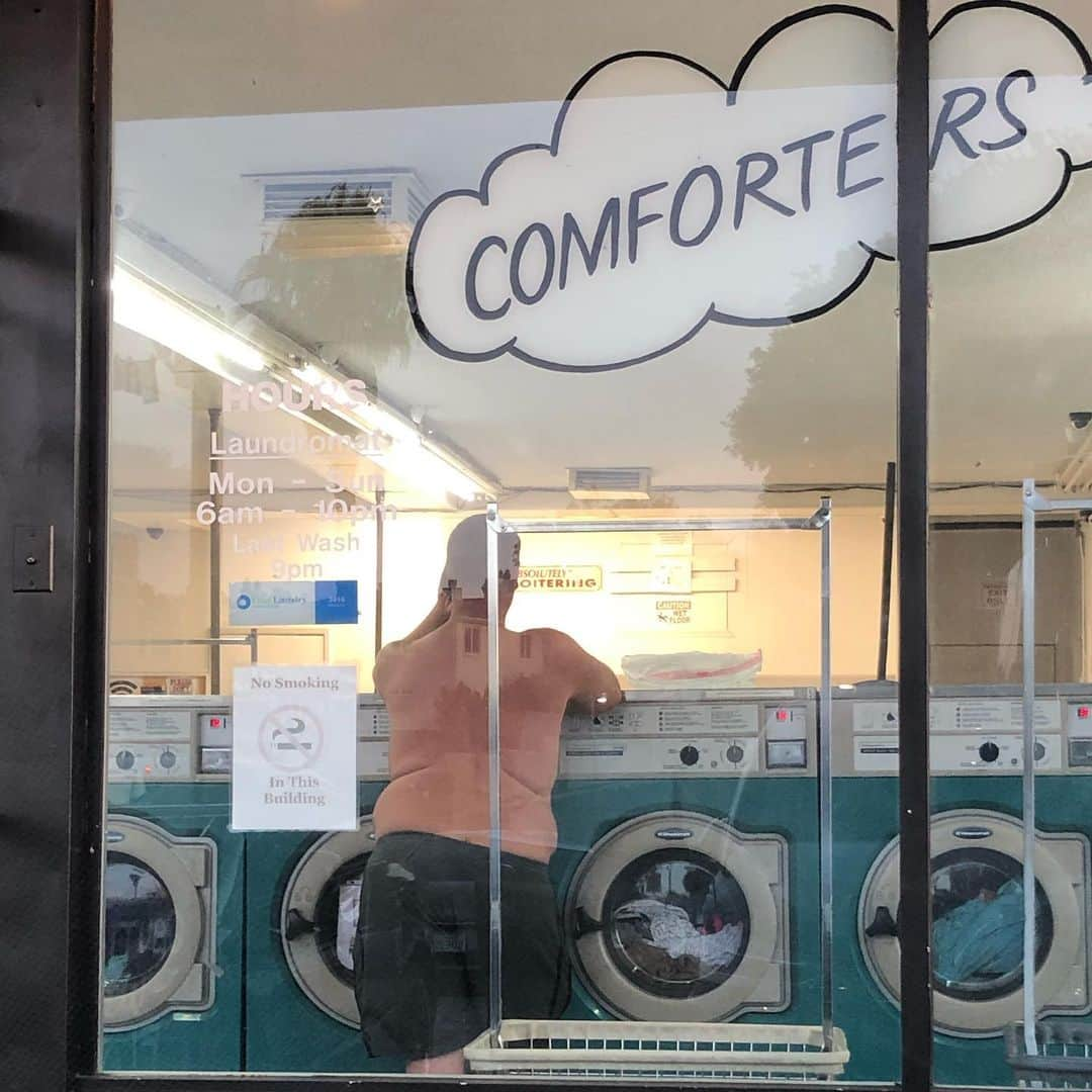 ジミー・キンメルさんのインスタグラム写真 - (ジミー・キンメルInstagram)「Just hangin at the laundromat thinkin’ about comforters...」8月26日 11時26分 - jimmykimmel