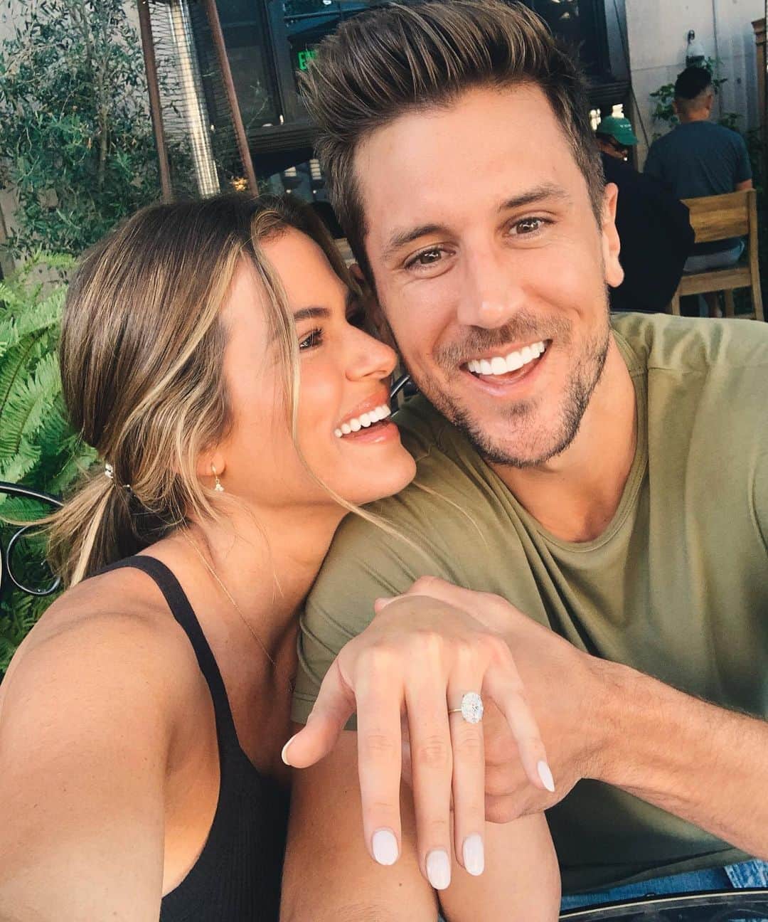 ジョジョ・フレッチャーのインスタグラム：「Wow... ok excuse the novel I’m about to write. I thought we were just wedding venue searching this weekend but BOY WAS I WRONG 😭 I don’t even know where to start. 3 years ago we got engaged in a way that some, if not all, would say is crazy and totally unconventional. & They were right. It was. But it was also very real. We took a leap of faith that day and hoped/prayed things would work out how we wanted them to. Times were not always easy... they actually got very very hard early on, but we stuck by each other and worked every day towards our relationship. ~~~~~~~~~~~~~~~~~~~~~~~~~~~~~~~~~~~~~~~~~~ Yesterday, Jordan asking me to marry him... again!! I didn’t see it coming nor ever expected it... I can’t put into words how much it meant to me @jrodgers11 ... but I think you know by now from me bawling hysterically and totally blacking out.  The show brought us together and set us up for a truly amazing proposal the first time around, but this time was all YOU. And that means everything and more to me.  I can’t wait to marry you! Thank you for loving me so purely and protecting my heart in a way I always used to pray for. ~~~~~~~~~~~~~~~~~~~~~~~~~~~~~~~~~~~~~~~~~~ Sorry everyone for rambling. I don’t even know if what I just said made sense or not, currently crying typing this. Ok bye.」