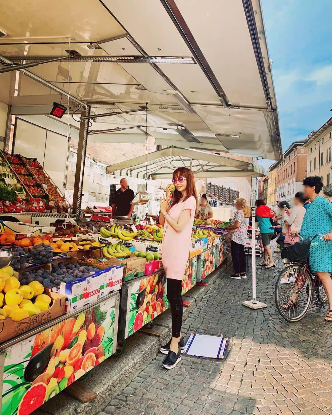 神田うのさんのインスタグラム写真 - (神田うのInstagram)「フィレンツェの市場にて。 私は無駄に甘くないヨーロッパのフルーツも意外と好きなんです💋 #フィレンツェ#イタリア#フルーツ#市場#florence#italy#神田うの#unokanda」8月26日 11時51分 - unokandaofficial