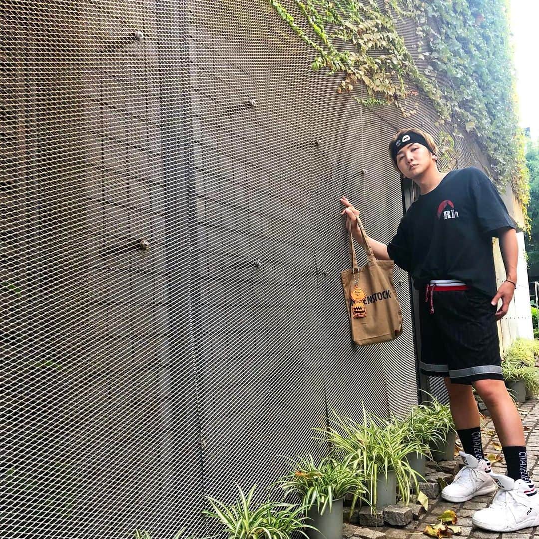 ミッチーのインスタグラム：「日本時間の正午をお知らせします 夏夏ナツナツここ夏スナップ﻿ ﻿ @marcjacobs x #CHARLIEBROWN のキーホルダー良き〜﻿thanks ﻿ HAIRBAND: @world_wide_famous﻿ T-SHIRT: @rhude ﻿ PANTS: @johnelliottco﻿ SOCKS: @civiatelier﻿ SHOES: @filausa﻿ BAG: @birkenstock」