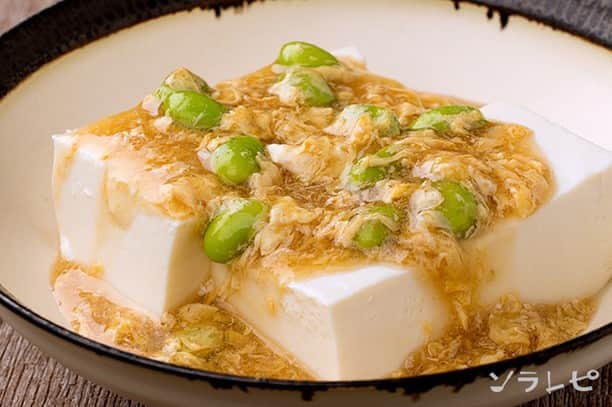 ソラレピさんのインスタグラム写真 - (ソラレピInstagram)「枝豆と卵の豆腐あんかけ Tofu with Edamame and egg sauce . 旬の枝豆を使い、さっぱり食べられる優しい味付けの一品です🎶✨ 豆腐を食べる際のバリエーションに加えてみてはいかがでしょうか💡❓ . レシピの詳細はソラレピアプリでチェック @solarepi のリンクからDLできます ソラレピ献立の写真投稿も #ソラレピ でお待ちしてます♪ . #solarepi #food #recipe #レシピ #cooking #料理 #instafood #簡単料理 #簡単レシピ #献立 #menu #japanesehomecooking #japanesefood #yummy#foodporn #foodstagram #homecooking #deristagrammer #クッキングラム #おうちごはん #豆腐 #Tofu #卵 #egg #枝豆 #edamame」8月26日 12時00分 - solarepi